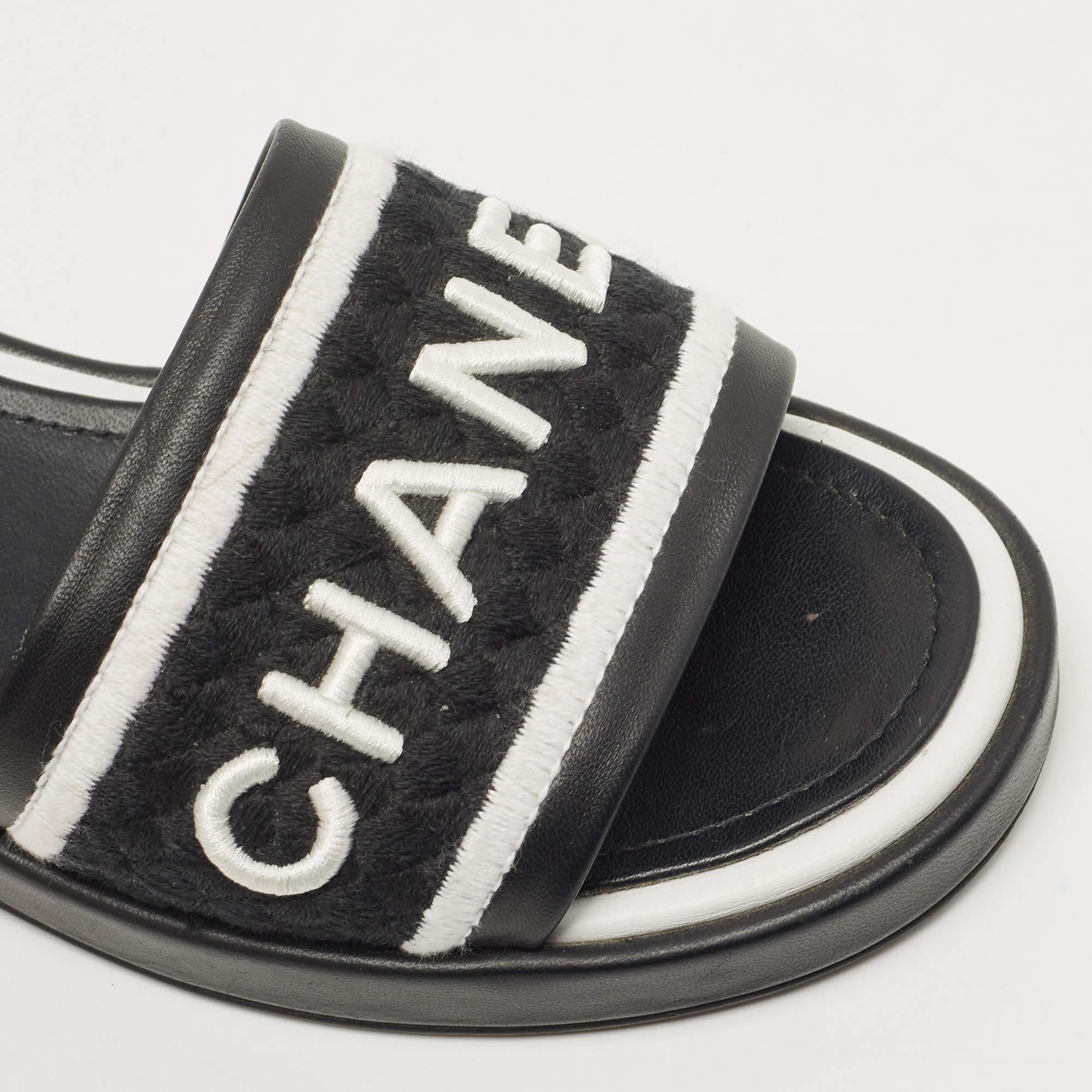 Chanel White/Black Leather and Canvas CC Logo Flat Slides Size 39 2
