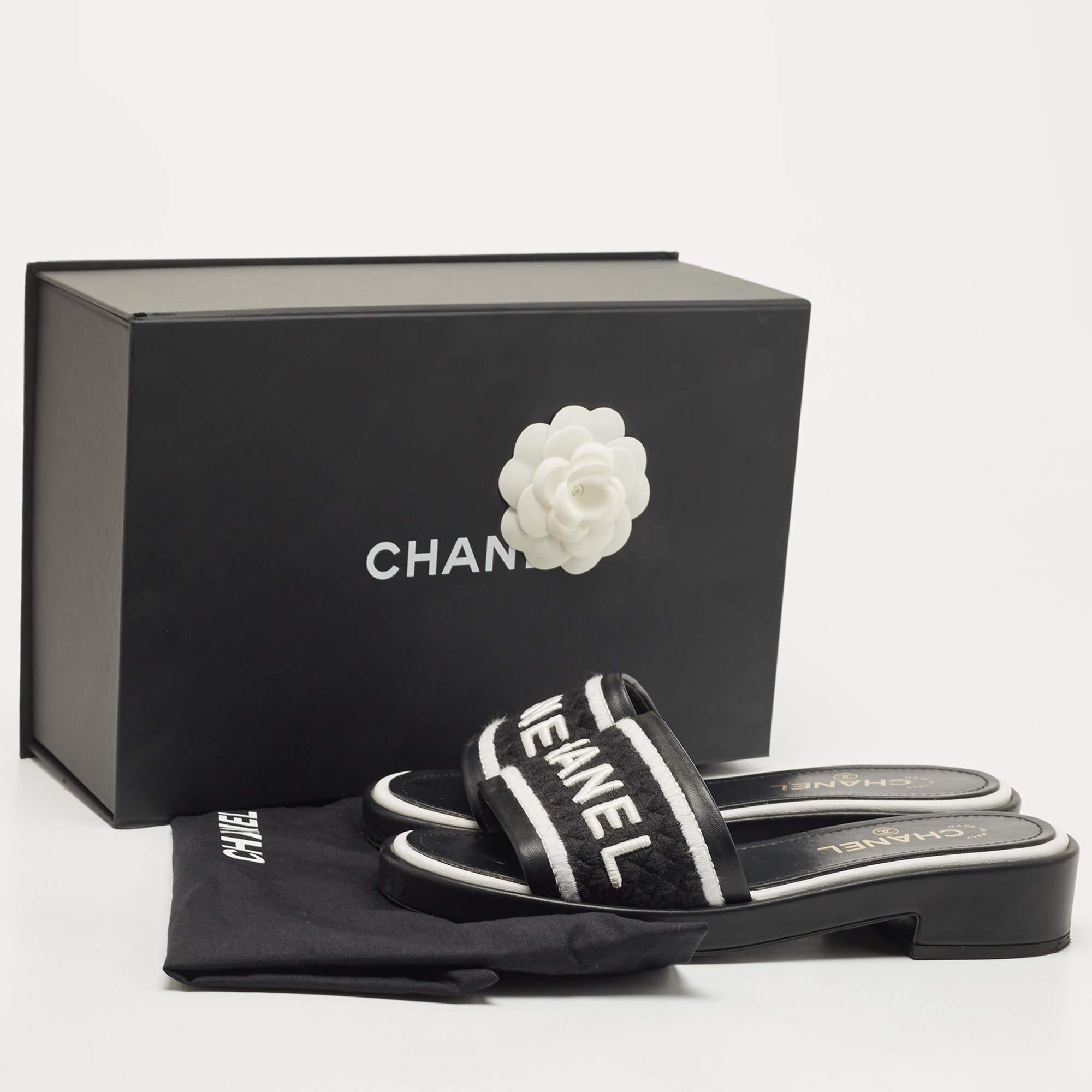 Chanel White/Black Leather and Canvas CC Logo Flat Slides Size 39 4