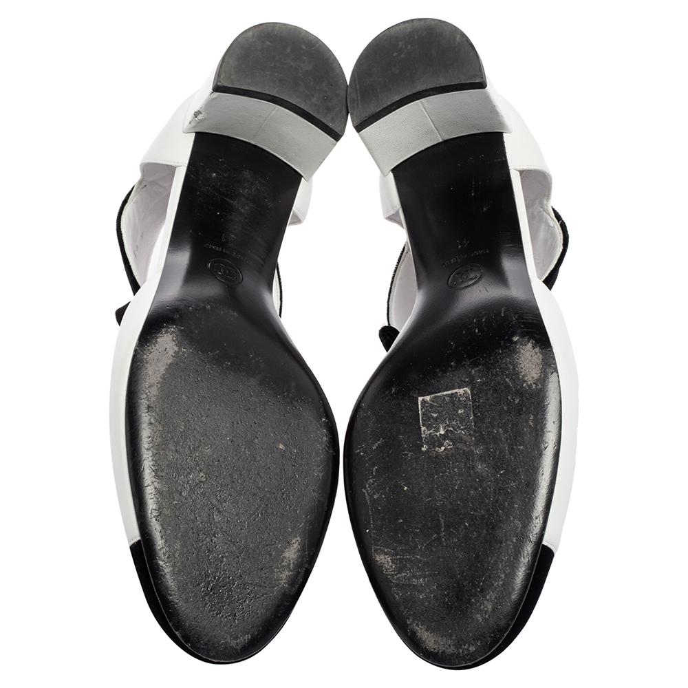 Chanel White/Black Leather and Velvet Cap-Toe Bow Cut-Out Ankle Boots Size 41 In Good Condition In Dubai, Al Qouz 2