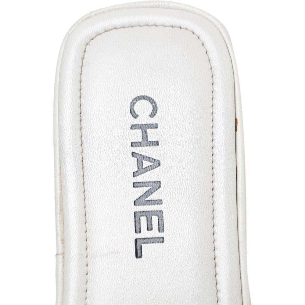 Chanel White/Black Leather CC Cambon Flat Slides Size 41.5 In Good Condition In Dubai, Al Qouz 2