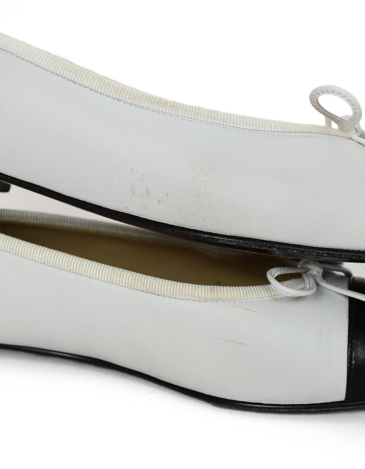 Chanel White/Black Leather CC Cap Toe Ballet Flats Sz 40 In Good Condition In New York, NY