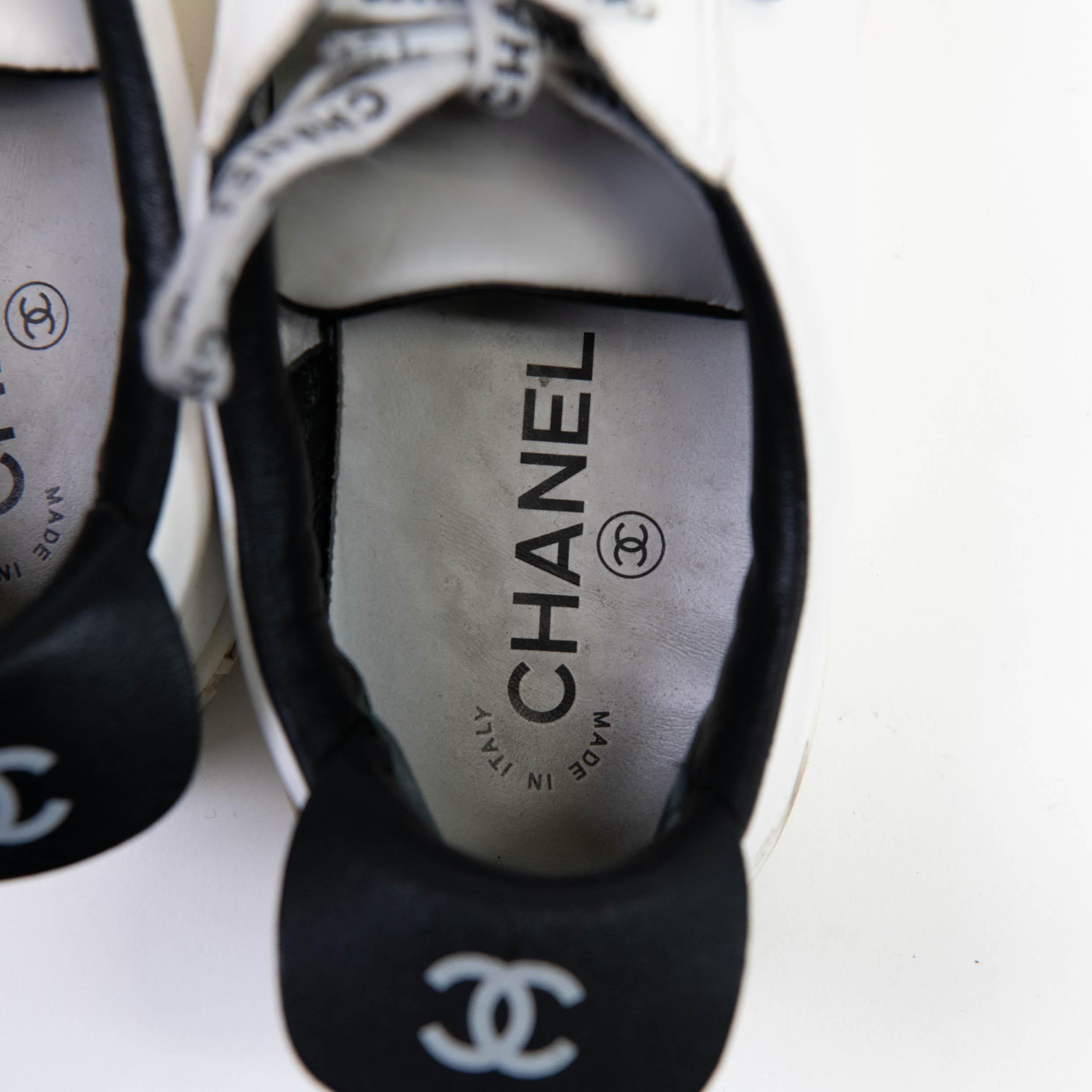 100% auténtico

Diseñadas en un tamaño grueso, estas zapatillas Chanel no sólo tienen un atractivo elegante, sino que también son cómodas de llevar. Fabricados con materiales de calidad, están diseñados con logotipos. Rematadas con cordones en los