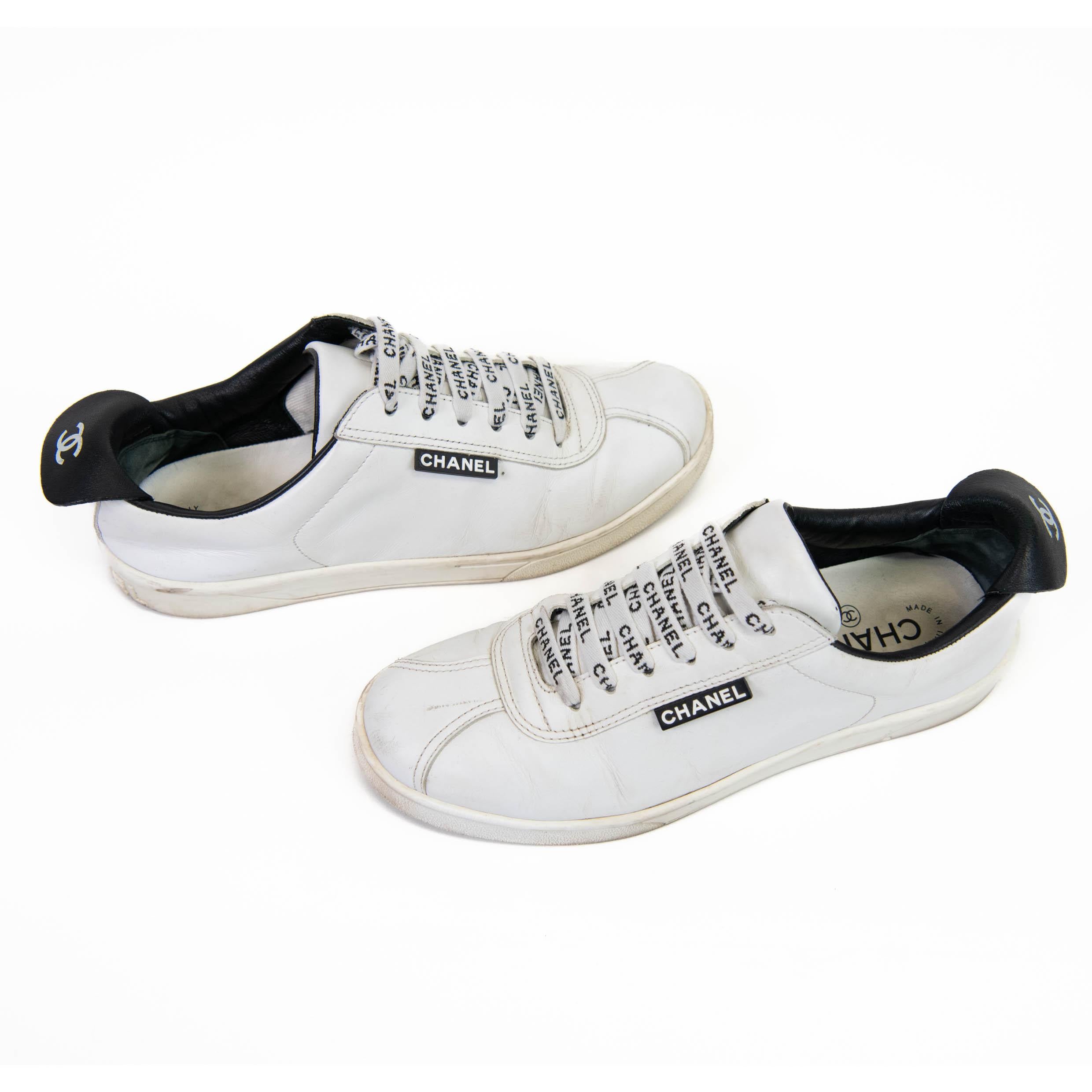 Chanel Zapatillas de cuero blanco/negro talla 38 Gris