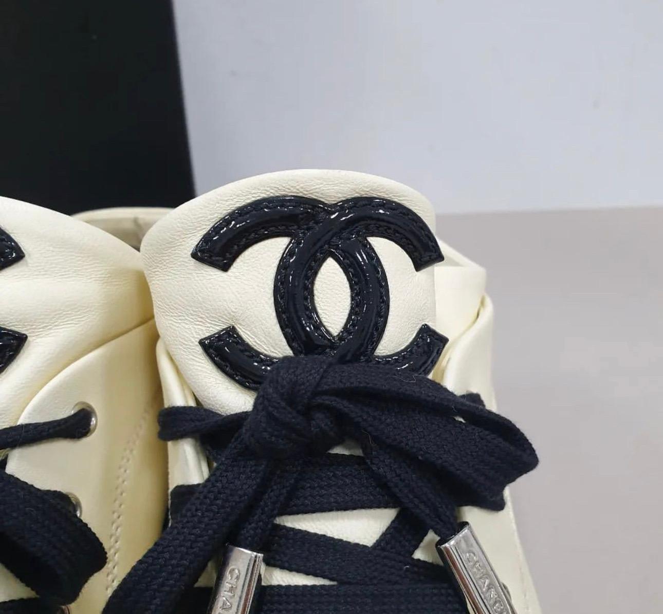

 Chanel White Black Patent Leather Captoe CC Logo Sneakers

Retail Price:  $800

 White leather with patent CC and captoe details

Patent black CC logo
Sz.41
Condition is very good. Signs of wear seen on pics.
No box. No dust bag.