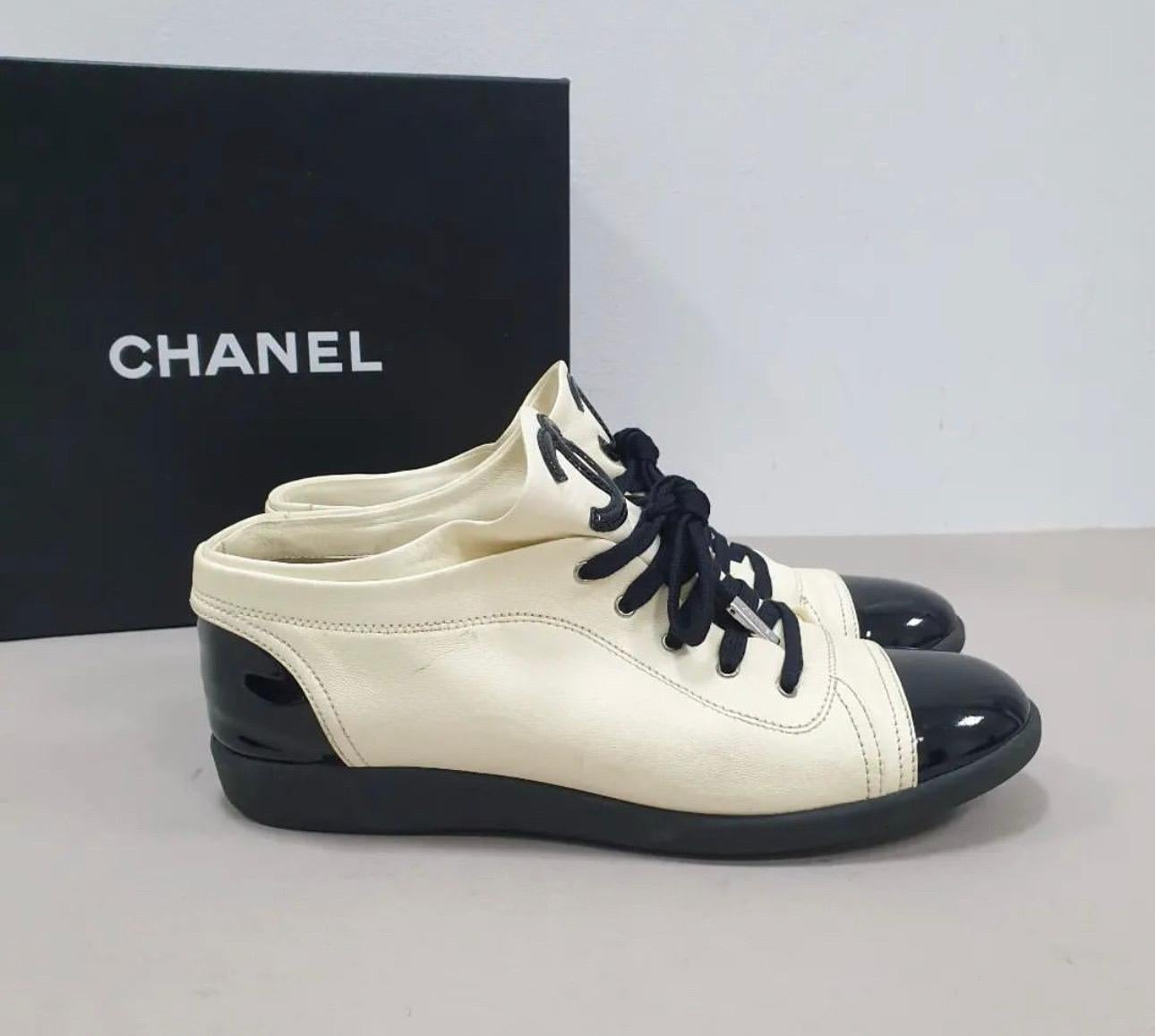 Chanel White Black Patent Leather Captoe CC Logo Sneakers In Good Condition In Krakow, PL
