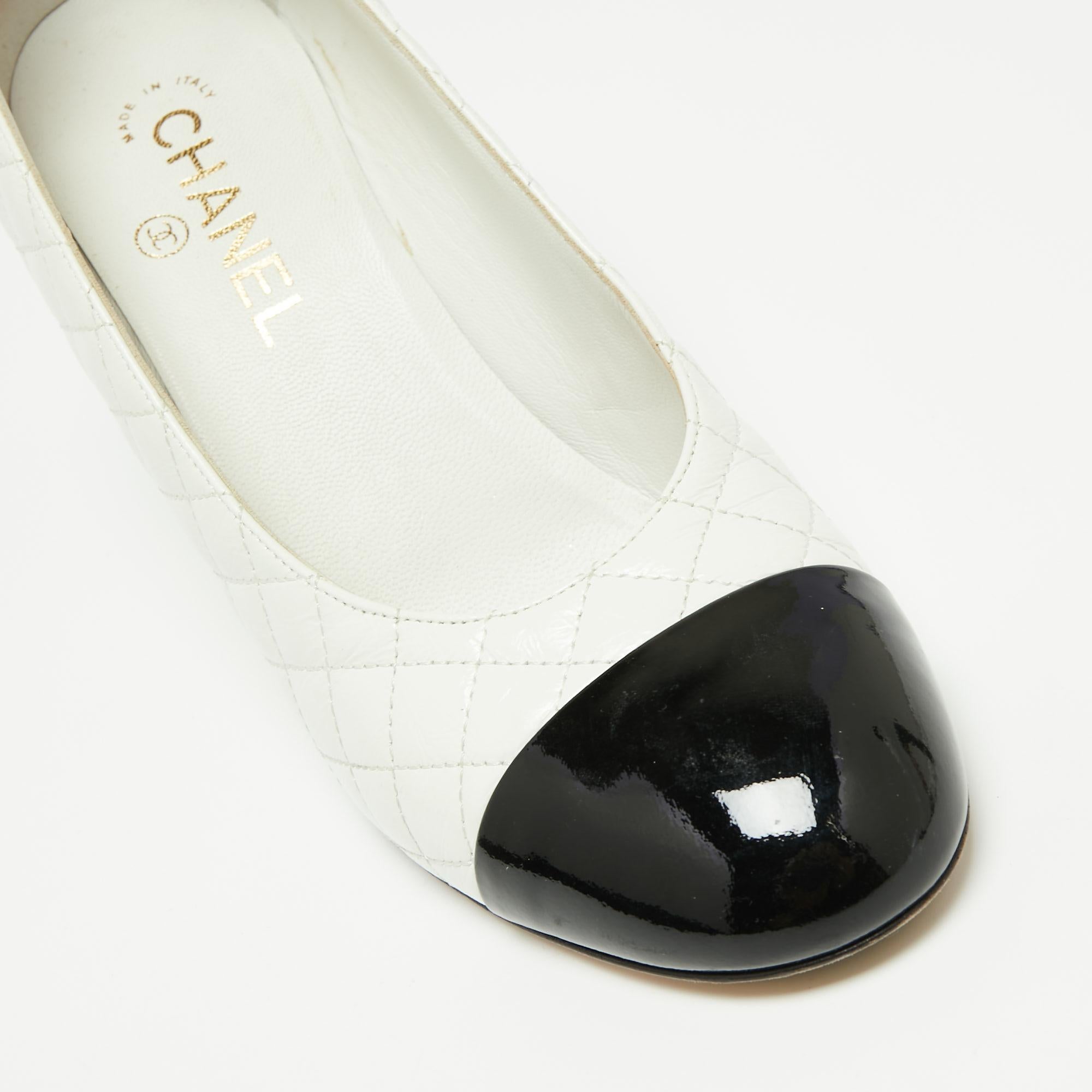 Chanel White/Black Quilted Leather and Patent Cap-Toe CC Pumps Size 40 1
