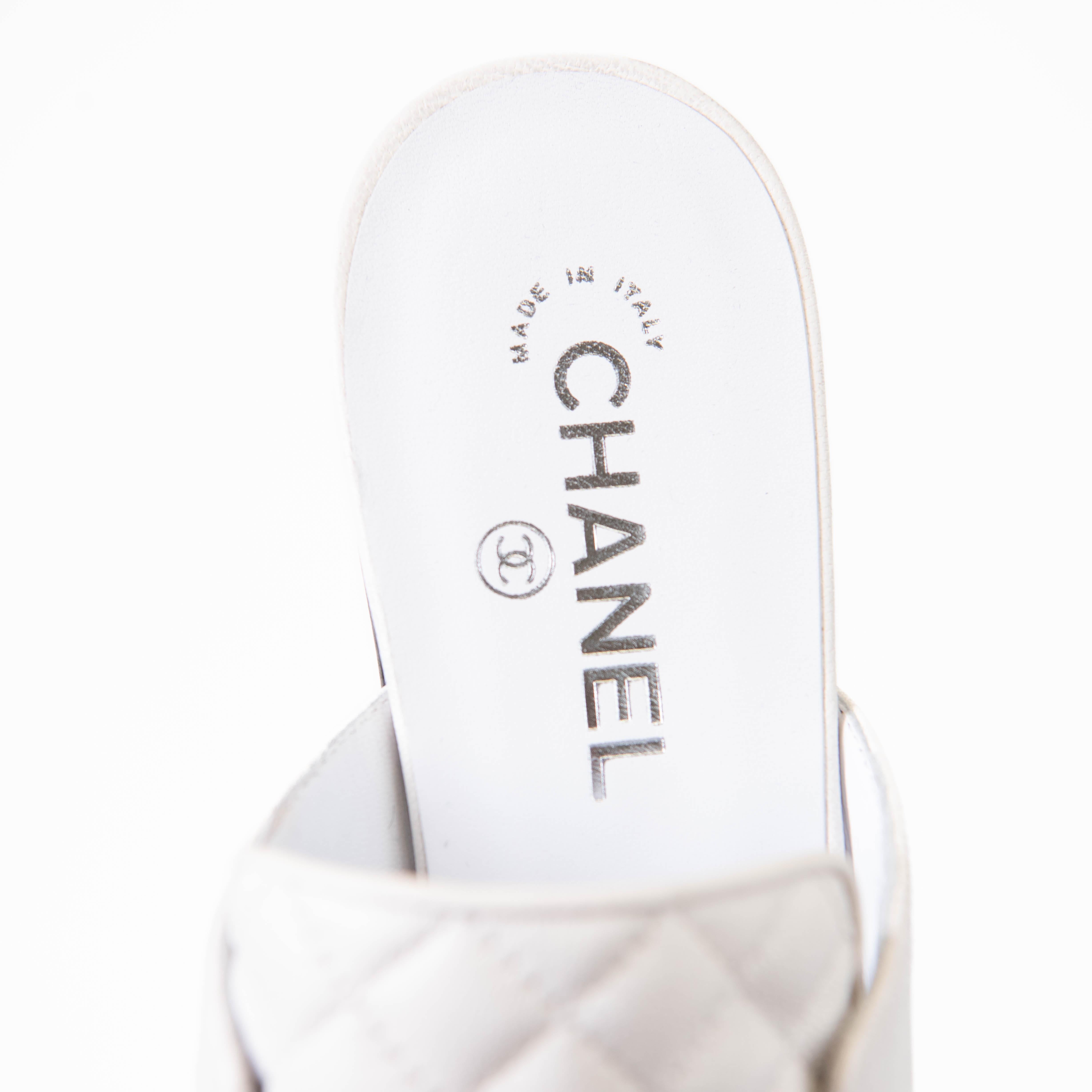 Chanel White/Black Quilted Leather CC Chain Cap Toe Mules 40

100% Authentic

Chanel Leather Mules
From the Fall/Winter 2018 Collection by Karl Lagerfeld
White
Interlocking CC Logo & Quilted Pattern
Grosgrain & Chain-Link Accents
Semi-Pointed