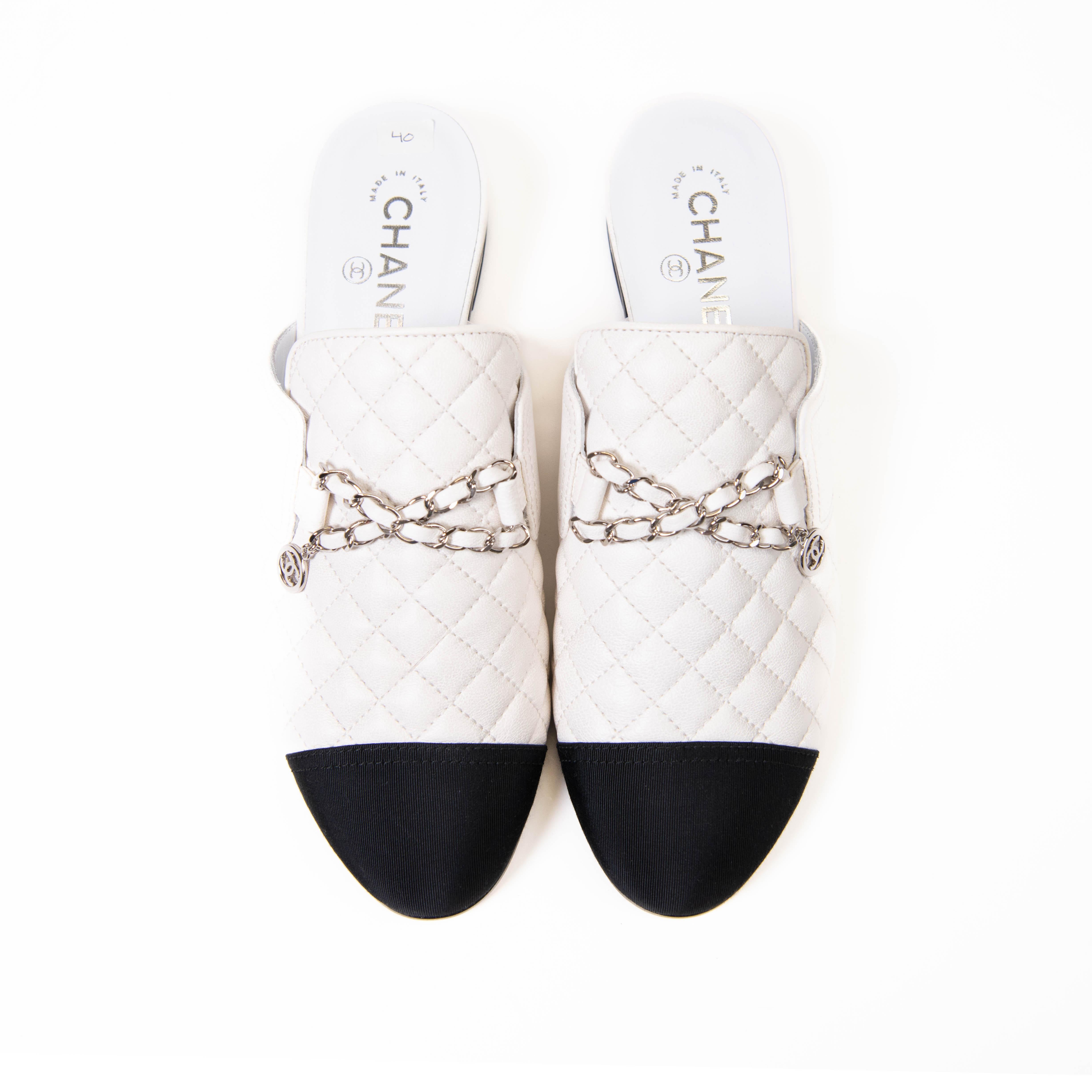 Chanel White/Black Quilted Leather CC Chain Cap Toe Mules 40 In Excellent Condition In Corona Del Mar, CA