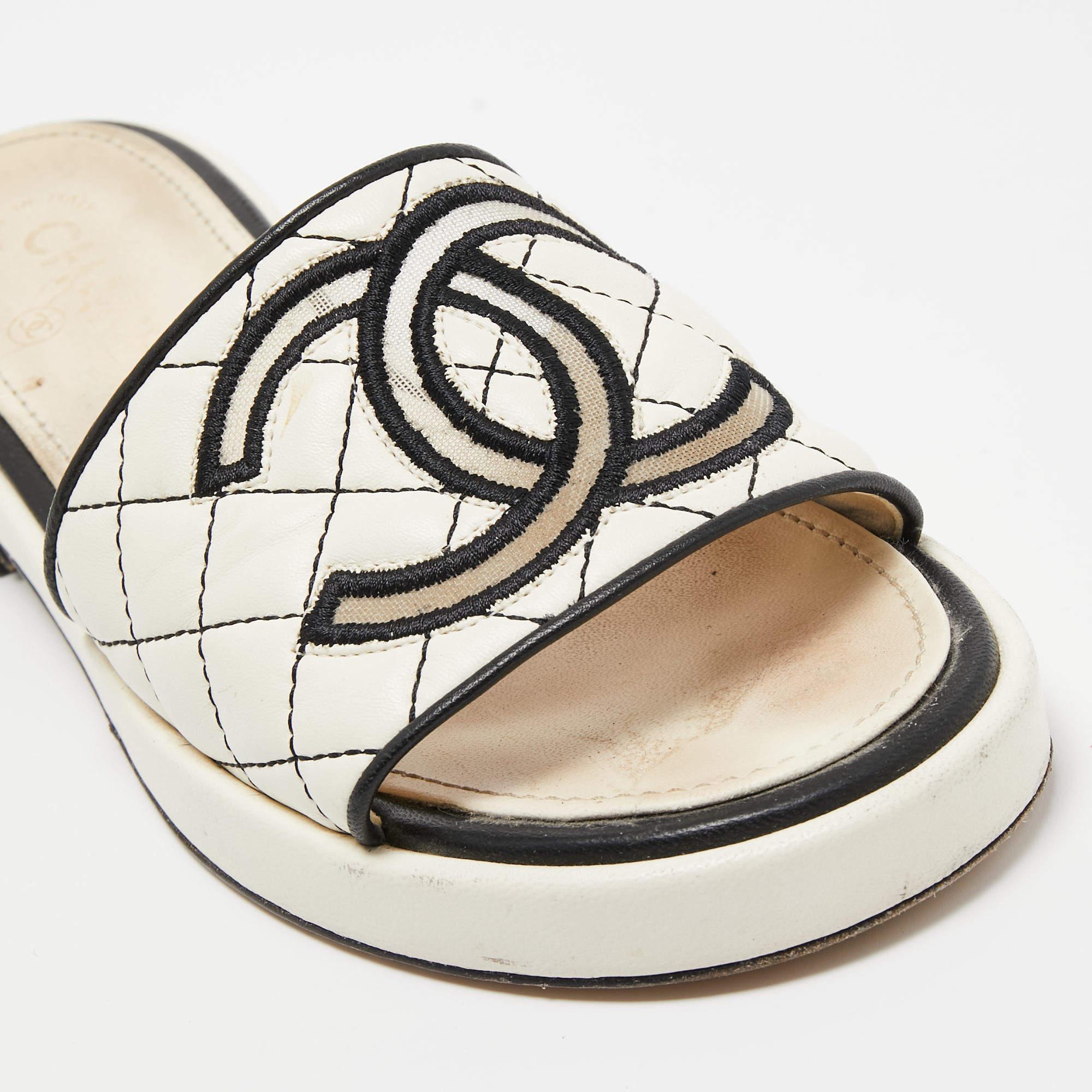 Chanel White/Black Quilted Leather CC Slide Sandals Size 38.5 In Fair Condition In Dubai, Al Qouz 2