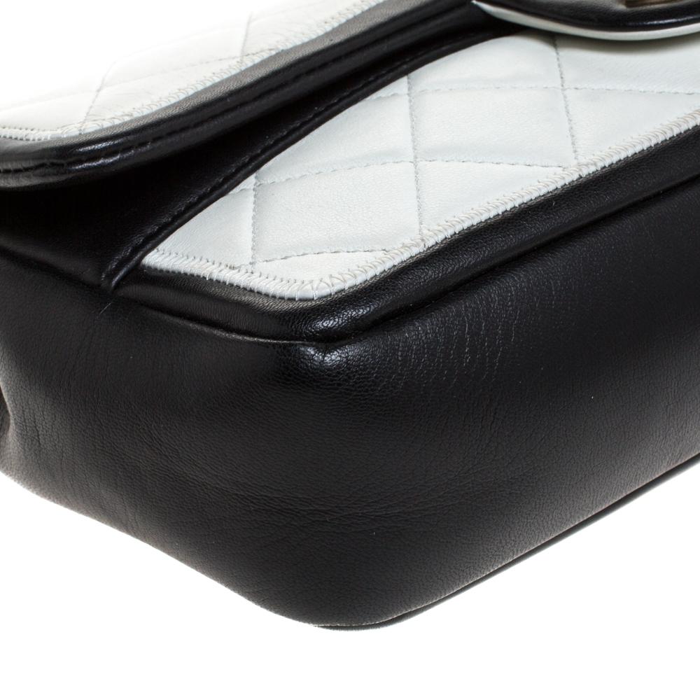 Chanel White/Black Quilted Leather Medium Graphic Flap Bag For Sale 4