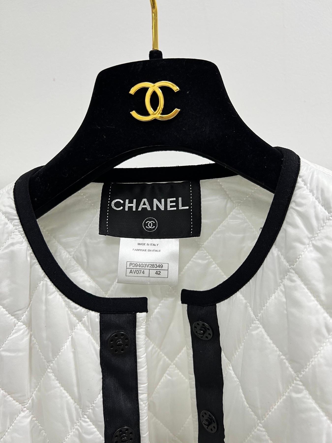 Chanel White Black Quilted Sleevless Vest Jacket In Good Condition In Krakow, PL