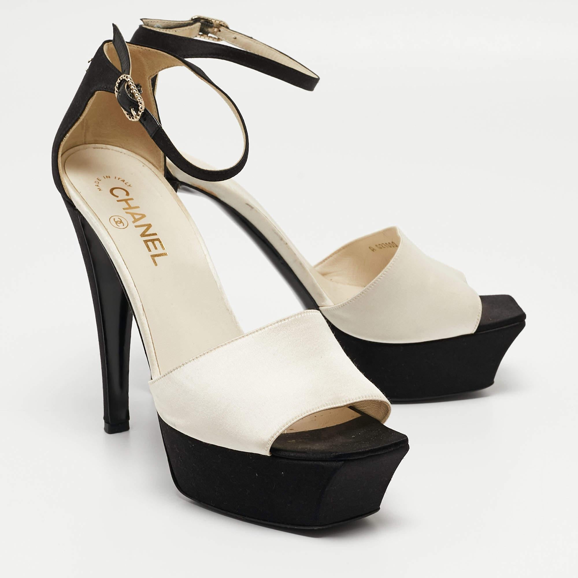 Chanel Weiße/Schwarze Satin-Sandalen mit Peep Toe Größe 39,5 im Zustand „Gut“ im Angebot in Dubai, Al Qouz 2