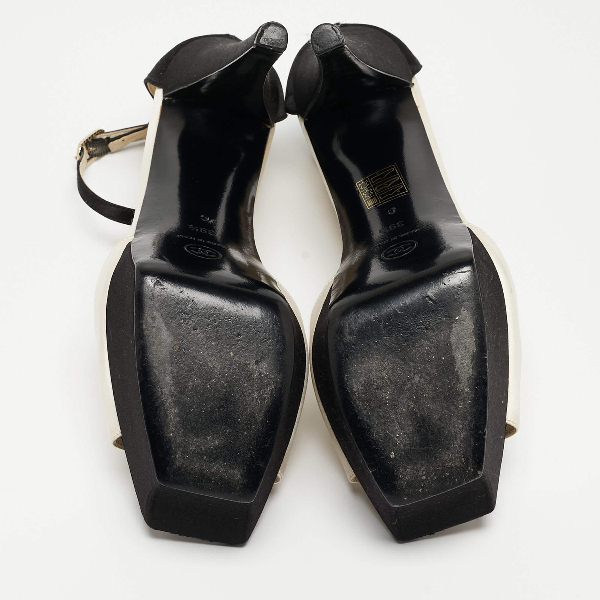  Chanel Weiße/Schwarze Satin-Sandalen mit Peep Toe Größe 39,5 im Angebot 1