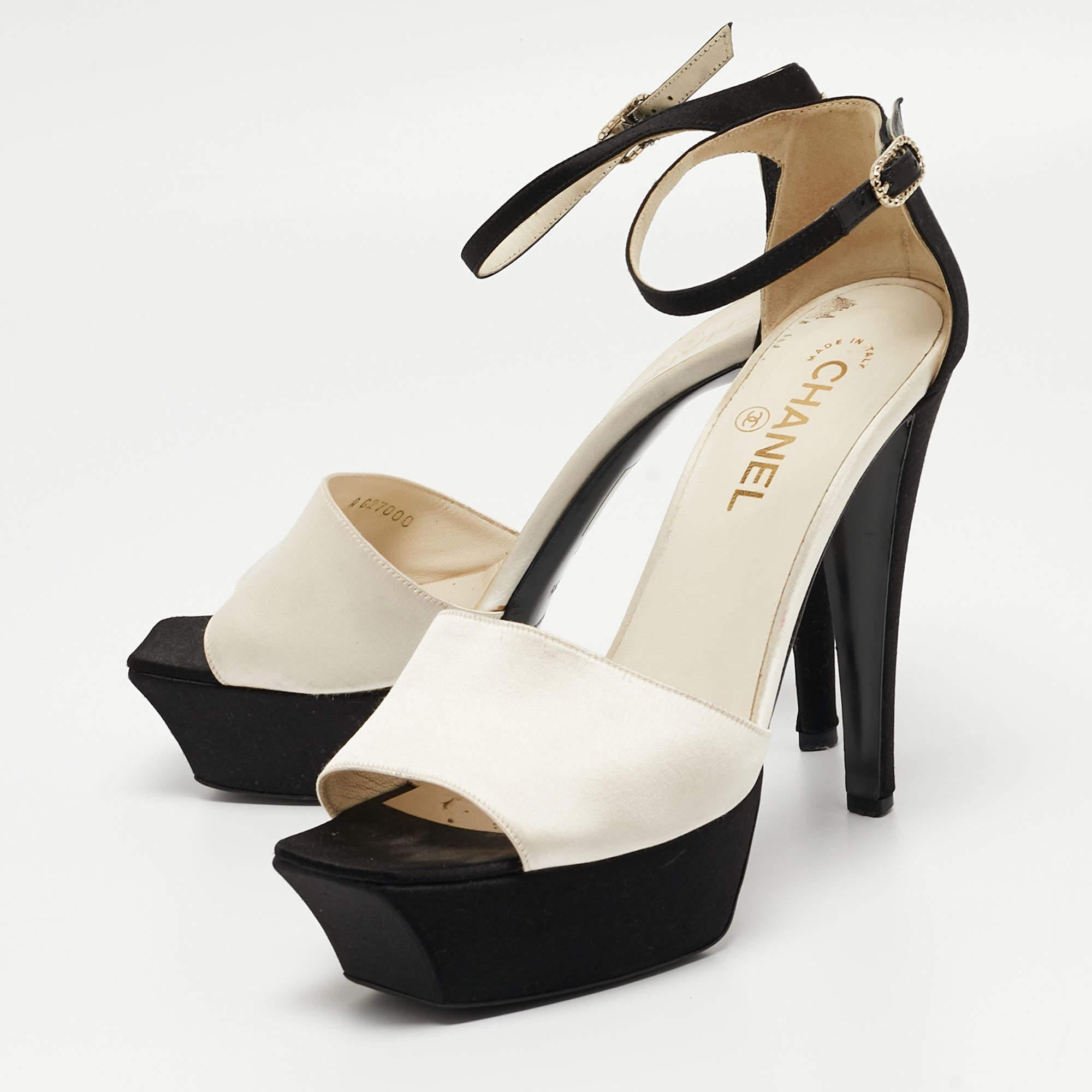  Chanel Weiße/Schwarze Satin-Sandalen mit Peep Toe Größe 39,5 im Angebot 2