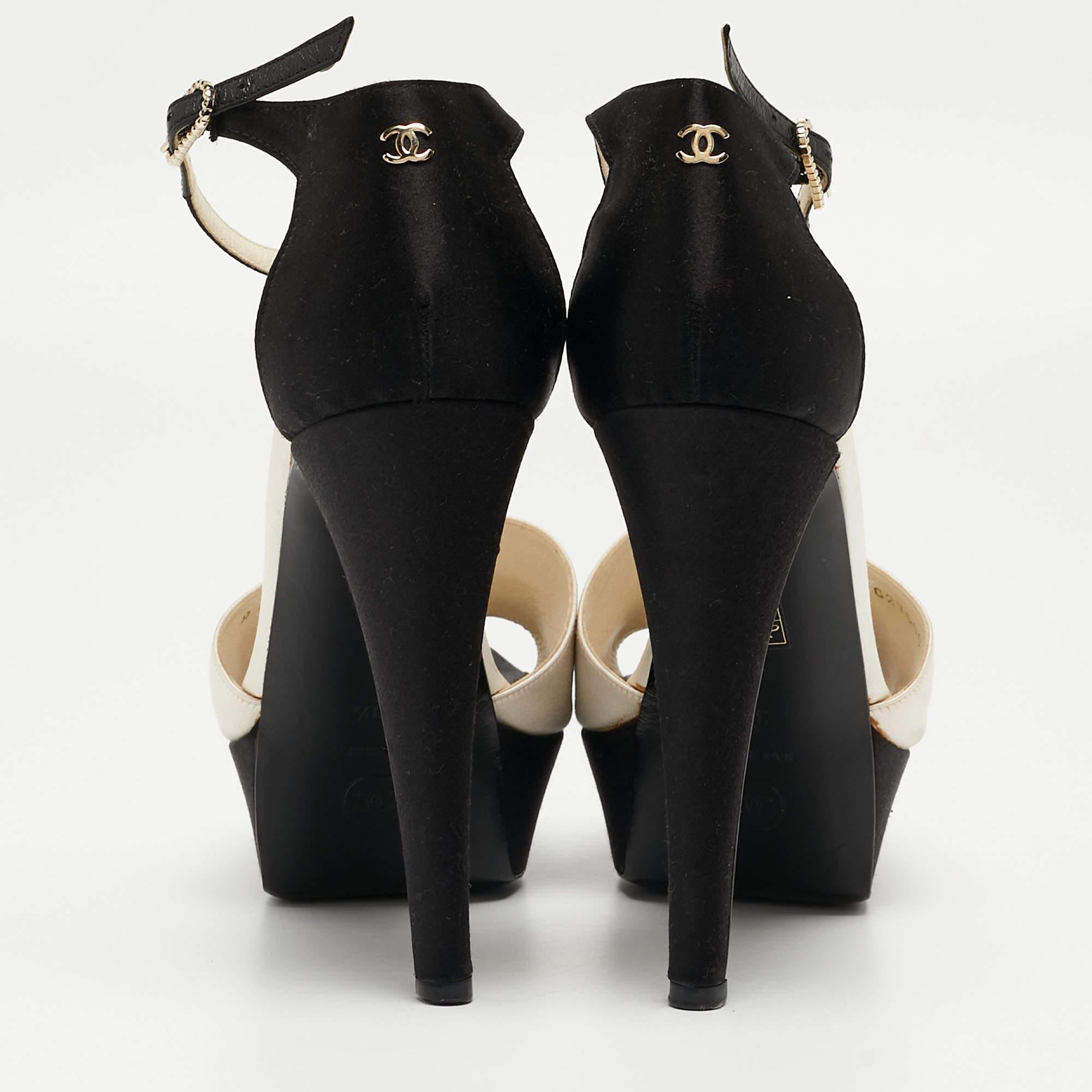  Chanel Weiße/Schwarze Satin-Sandalen mit Peep Toe Größe 39,5 im Angebot 3
