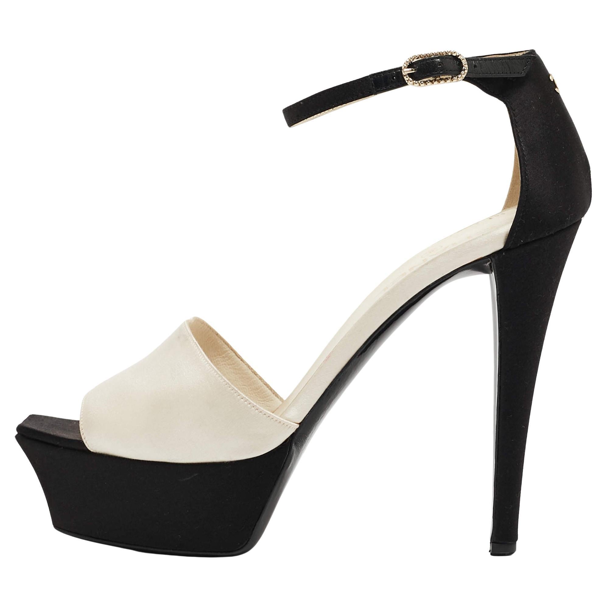  Chanel Weiße/Schwarze Satin-Sandalen mit Peep Toe Größe 39,5 im Angebot