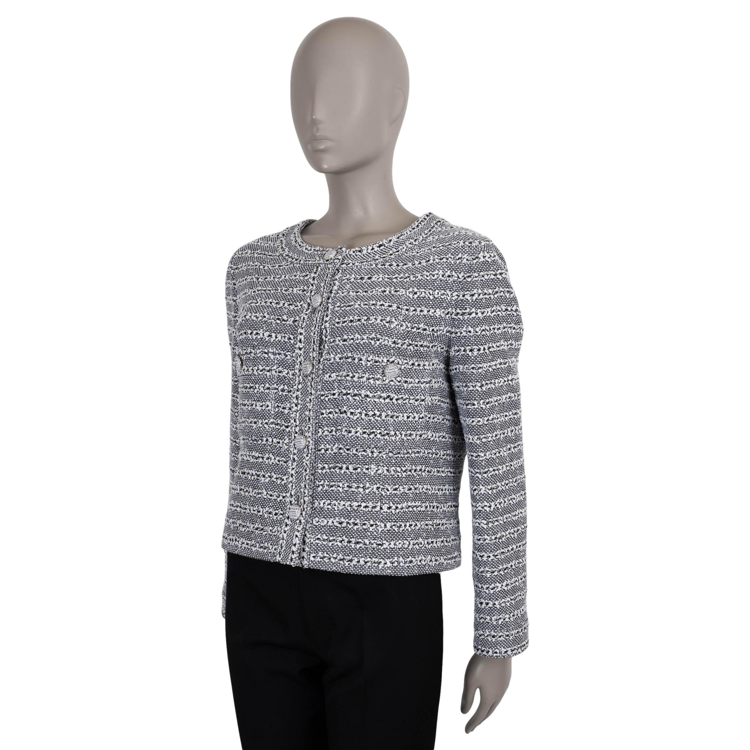 Diese 100% authentische Chanel-Jacke aus schwarzem und weißem (grau erscheinendem) irisierendem Tweed aus Baumwolle (49%), Polyamid (29%), Acryl (11%), Polyester (8%), Viskose (2%) und Metallfasern (1%) steht für die charakteristische Raffinesse des