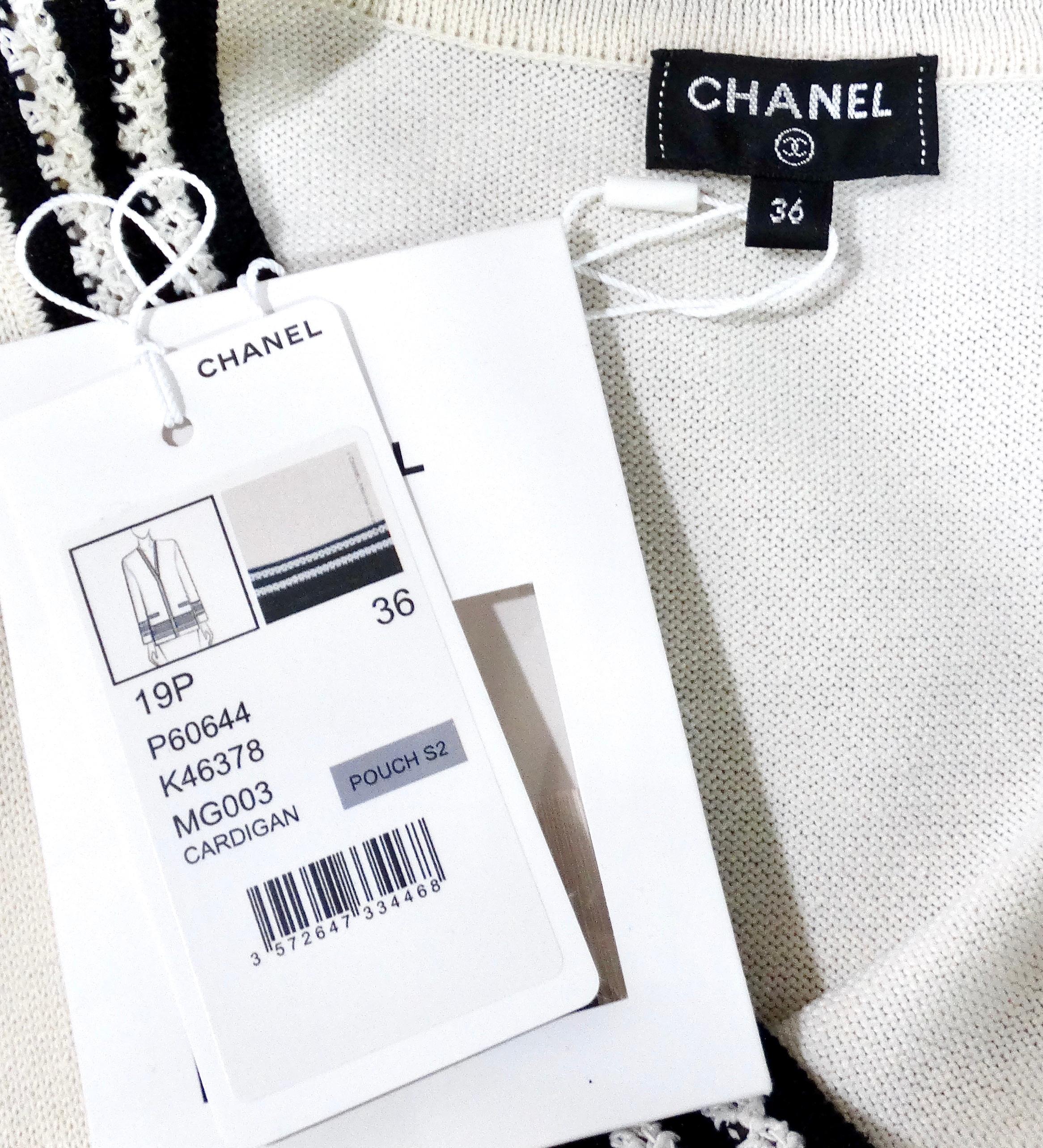 Chanel Cardigan con scollo a V a righe bianche e nere 2019 in vendita 5