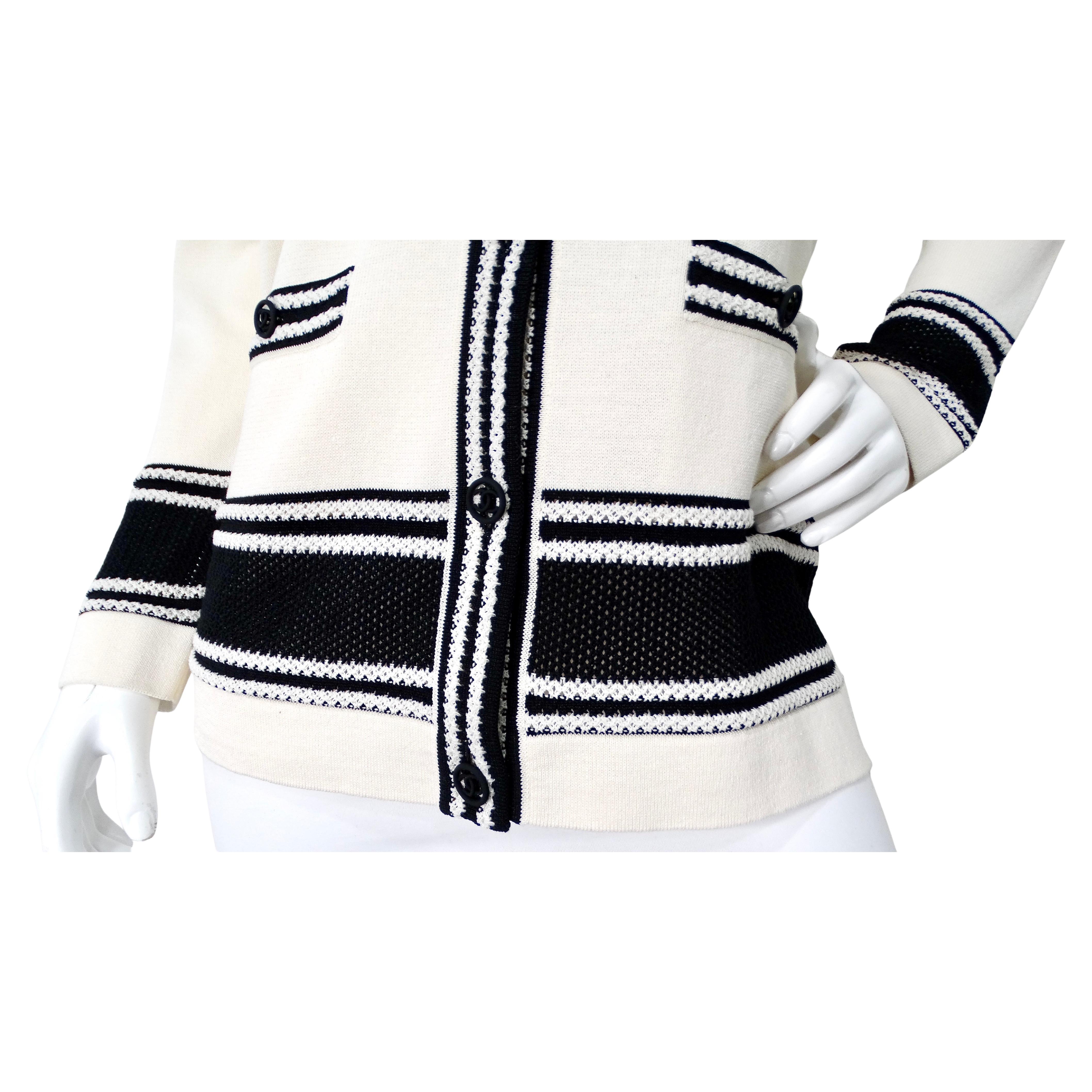 Il cardigan Chanel con scollo a V a righe bianche e nere del 2019 incarna un'eleganza senza tempo con un tocco moderno. Realizzato in tessuto a maglia, questo cardigan presenta audaci strisce orizzontali bianche e nere che creano un forte impatto
