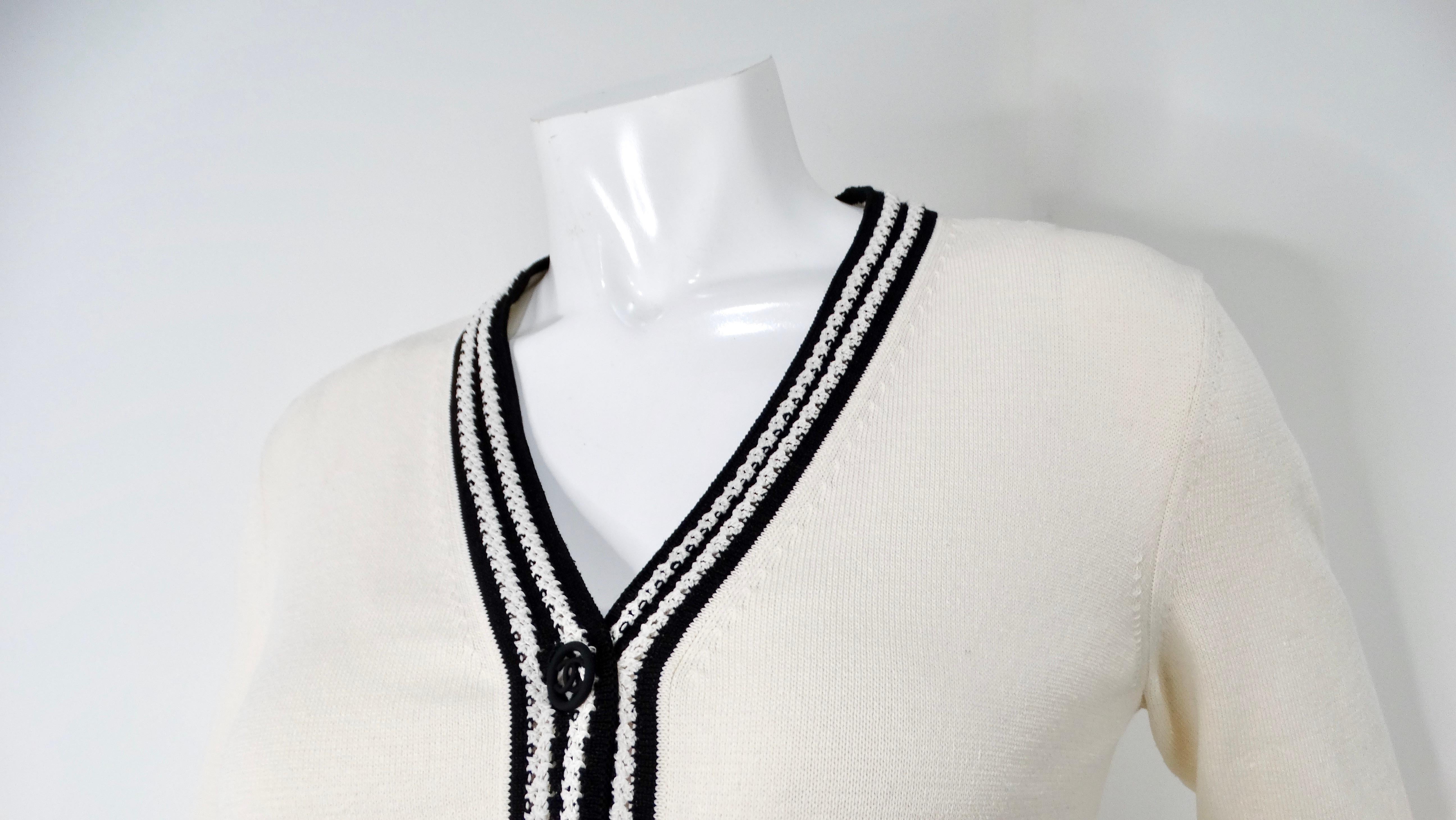 Beige Chanel Cardigan con scollo a V a righe bianche e nere 2019 in vendita