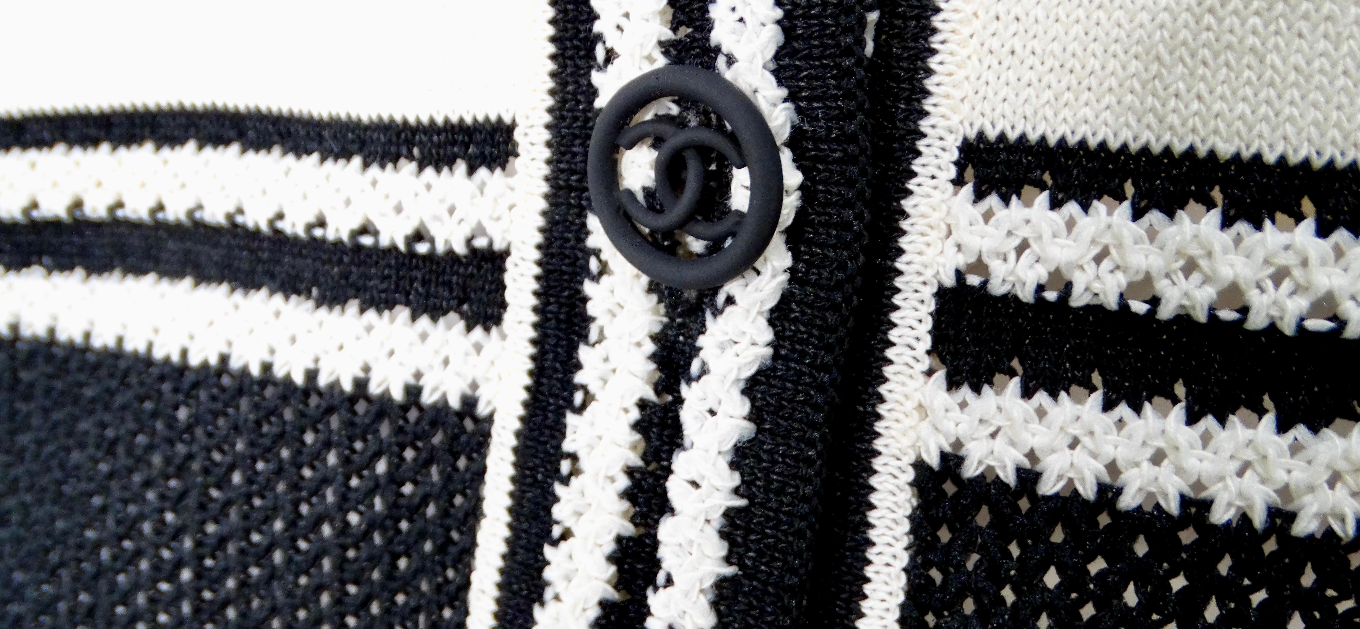 Chanel Cardigan con scollo a V a righe bianche e nere 2019 In condizioni buone in vendita a Scottsdale, AZ