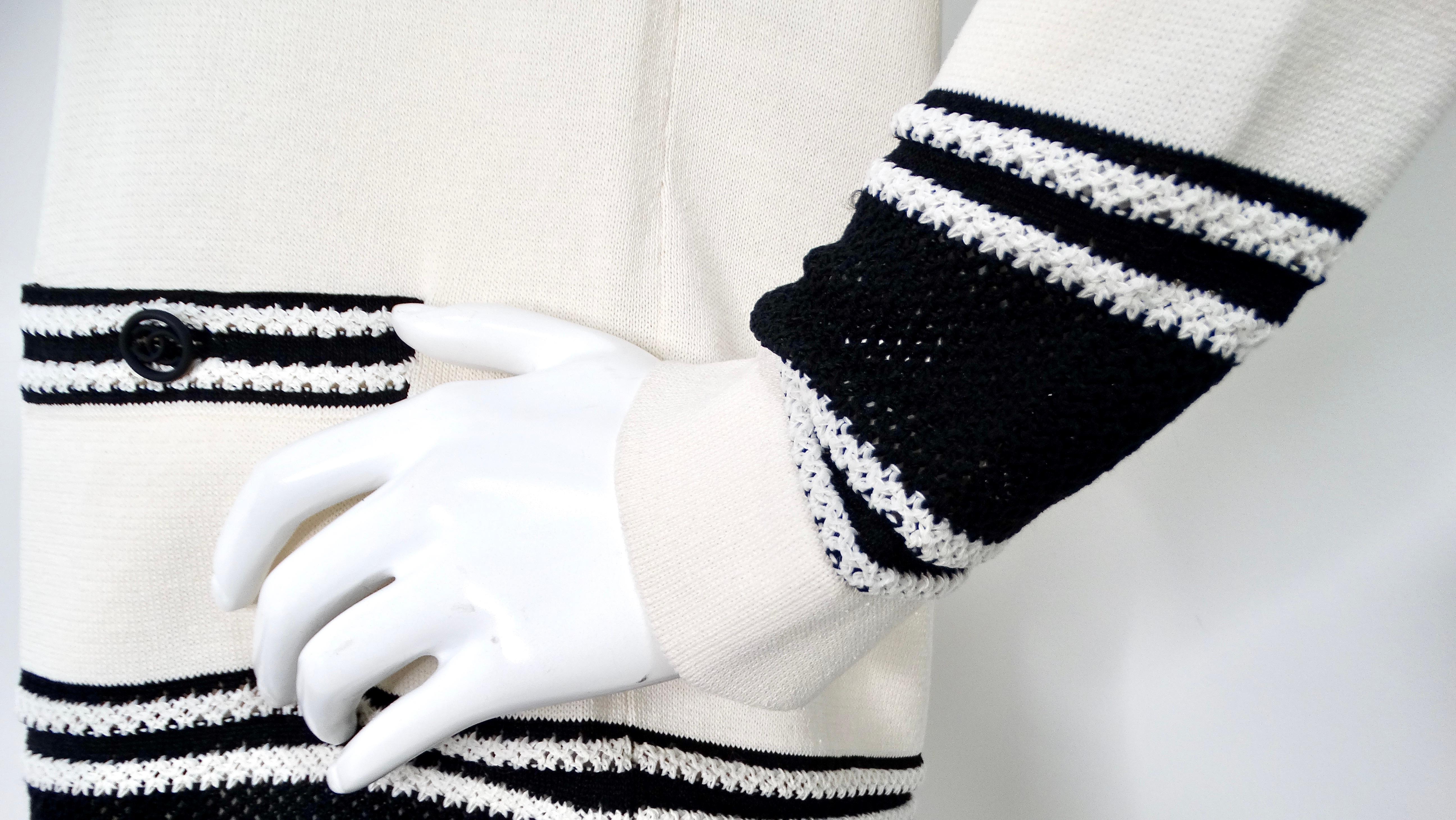 Chanel Cardigan con scollo a V a righe bianche e nere 2019 in vendita 1