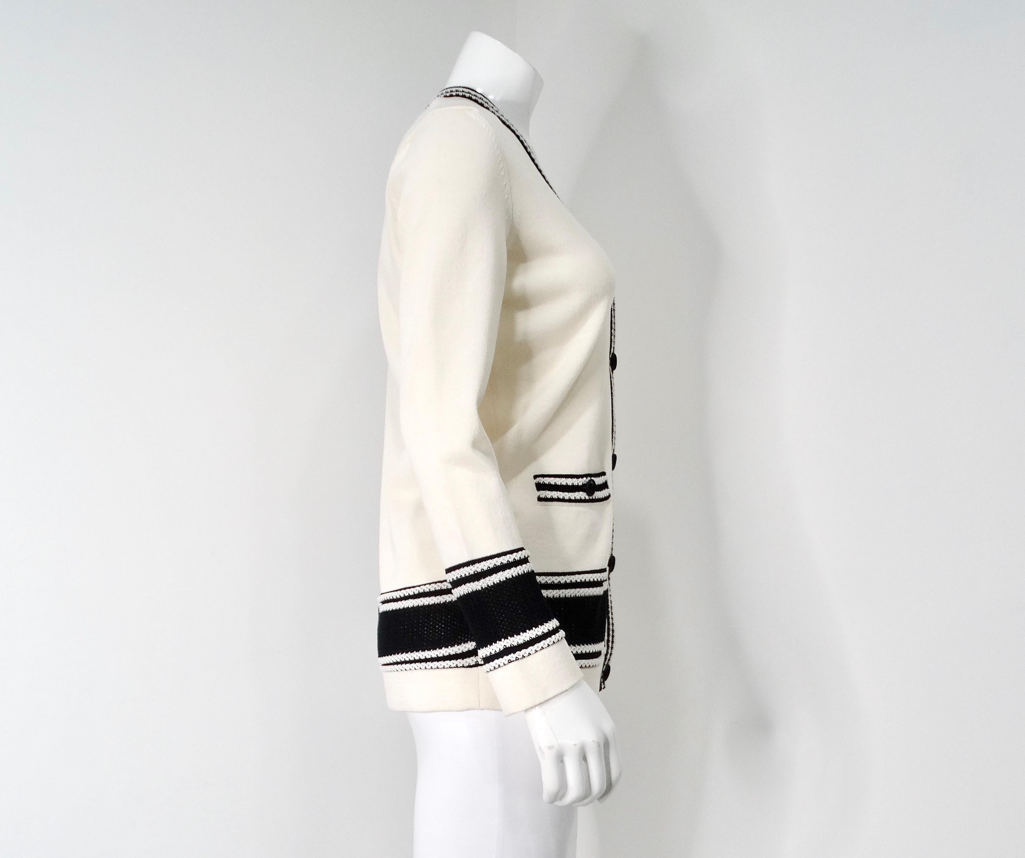 Chanel Cardigan con scollo a V a righe bianche e nere 2019 in vendita 4