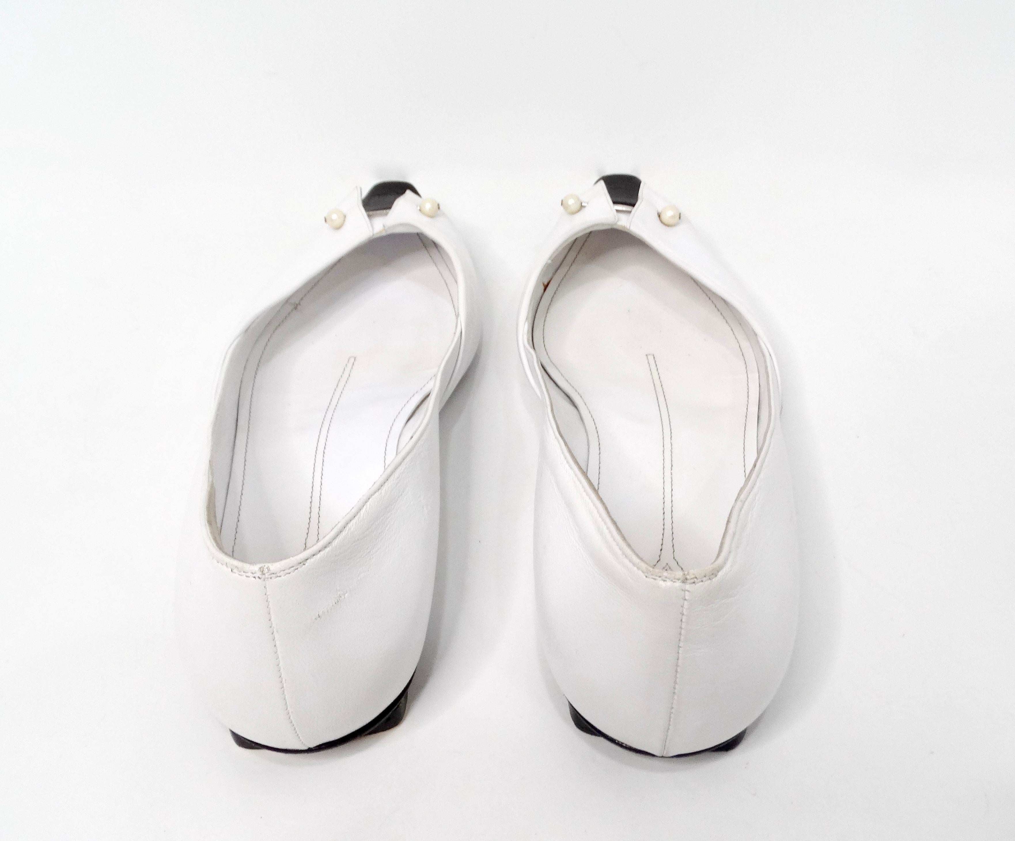 Chanel Blanco y Negro Cuello de Esmoquin Estilo Flats circa Y2K en Bueno estado para la venta en Scottsdale, AZ