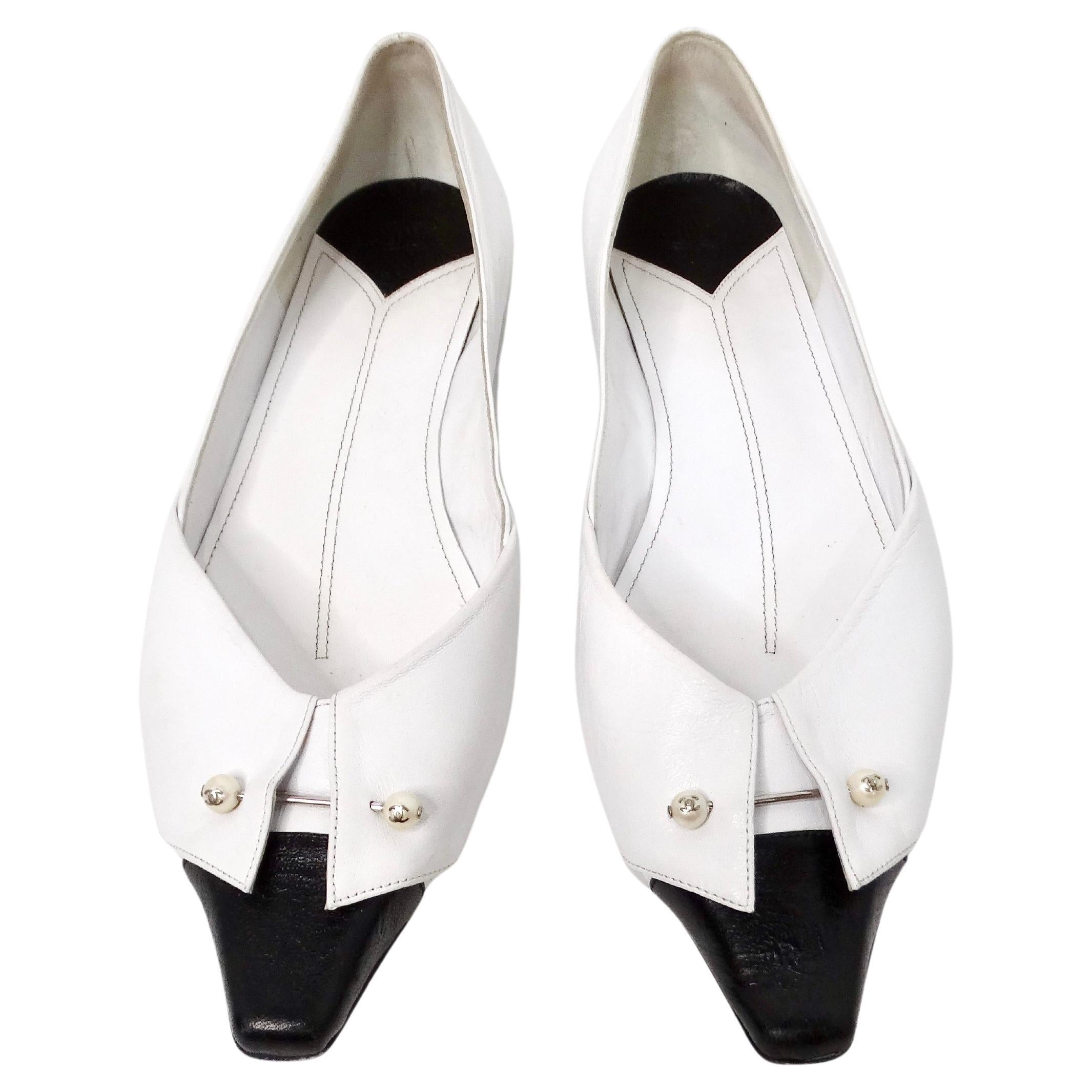 Chanel Blanco y Negro Cuello de Esmoquin Estilo Flats circa Y2K en venta