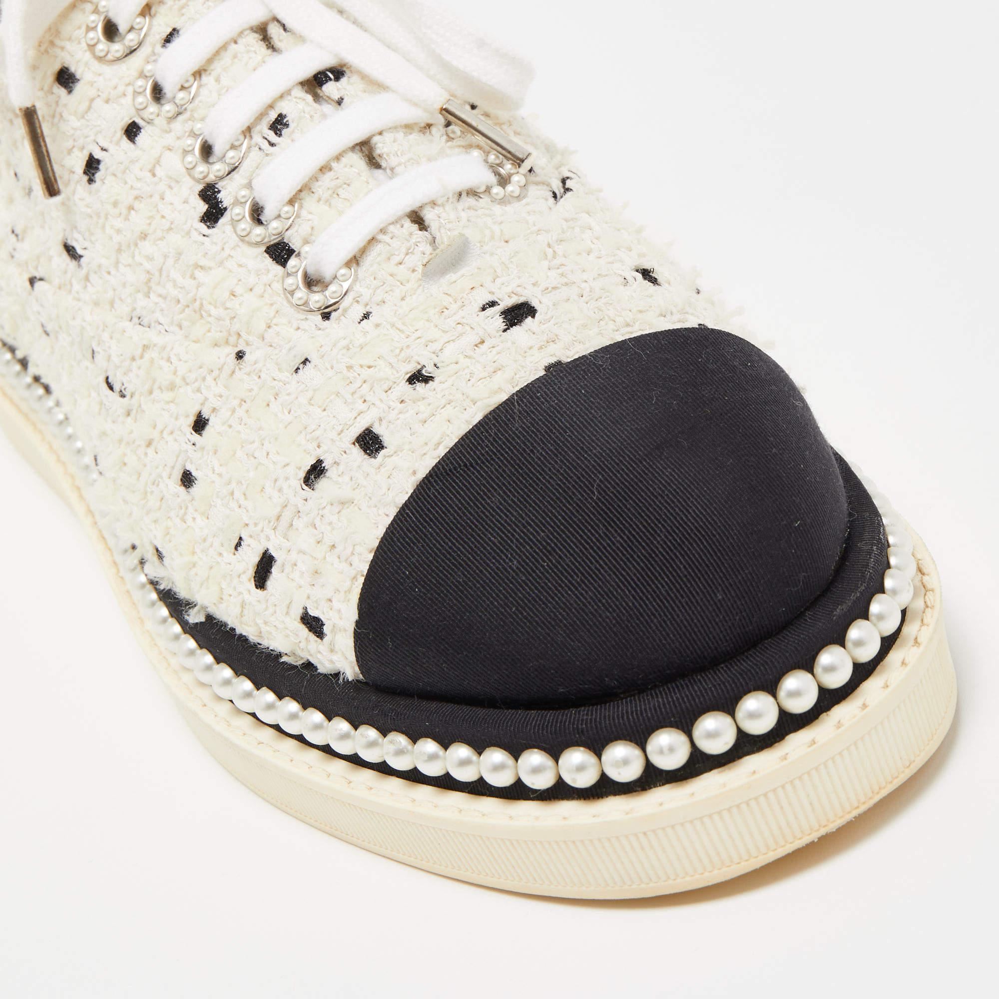 Women's Chanel White/Black Tweed and Canvas Cap Toe Faux Pearl Trim Oxfords Sneakers 