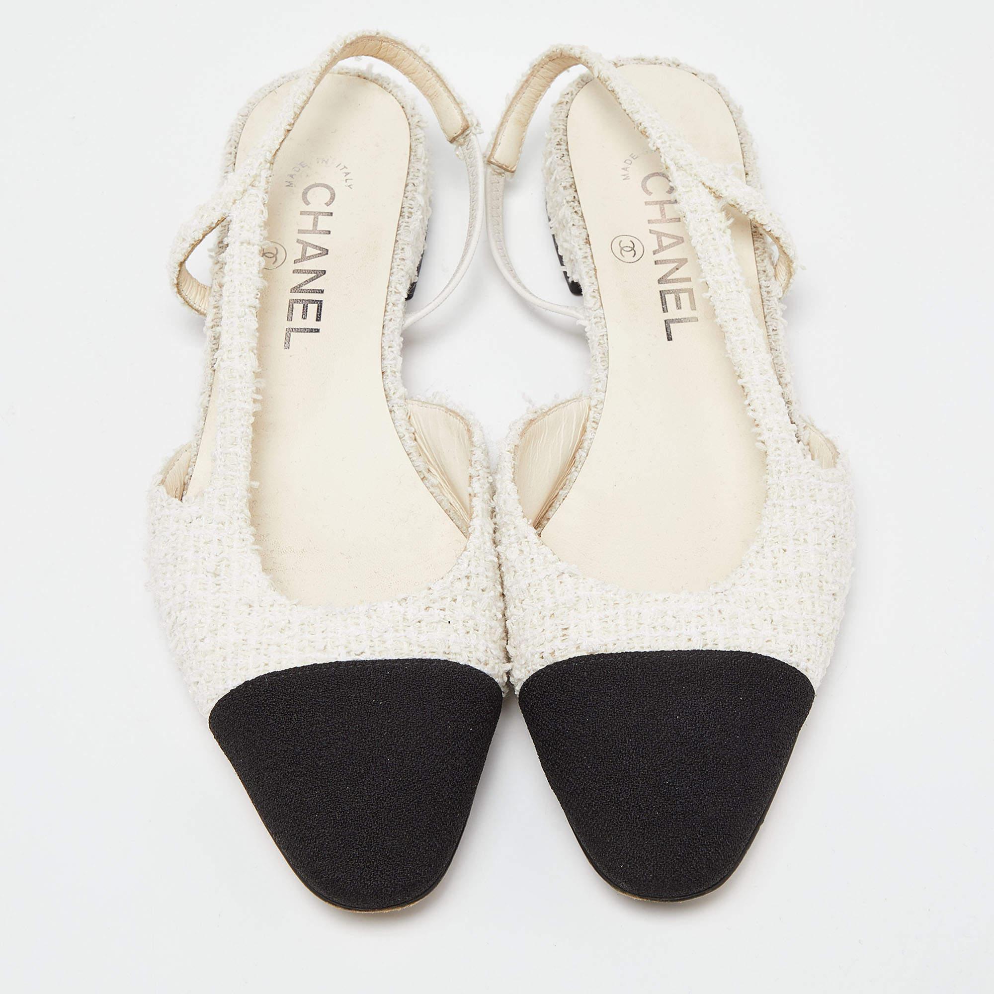 Chanel White/Black Tweed and Fabric Cap Toe Slingback Sandals Size 39 In Good Condition In Dubai, Al Qouz 2
