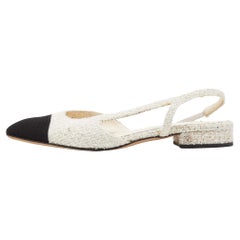 Chanel Weiß/Schwarze Tweed- und Stoff Cap Toe Slingback-Sandalen mit Kapuze aus Stoff Größe 39
