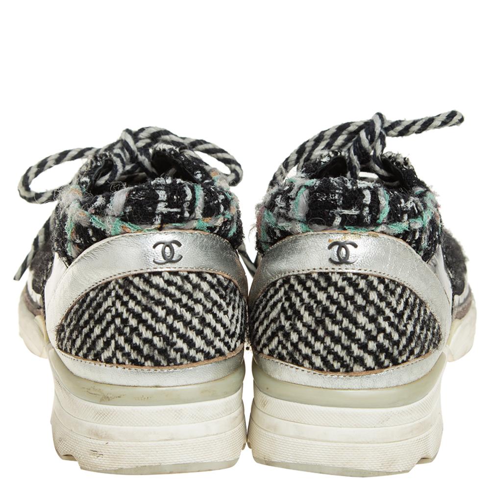 Look your stylish best every time you step out wearing these Chanel sneakers. Crafted from quality tweed and leather, these sneakers feature lace-ups and the iconic CC logo on the counters. They are finished with leather lining, leather insoles that