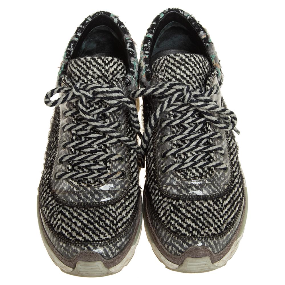 Chanel White/Black Tweed and Leather Lace Up Sneakers Size 36.5 In Good Condition In Dubai, Al Qouz 2