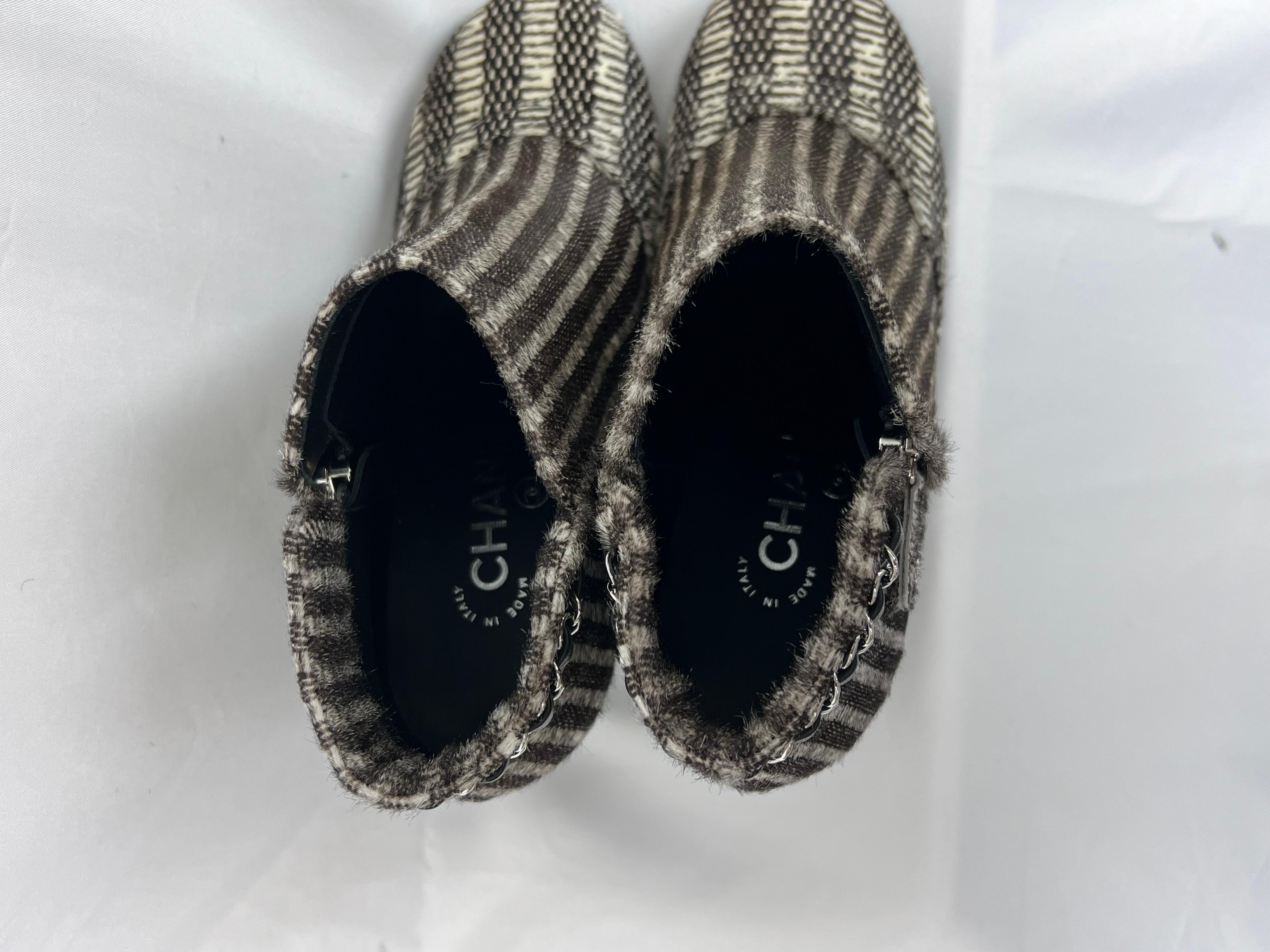 Tomaia in vera pelliccia 
100% pelle di vitello 

Taglia 36,5

Condit: Eccellente, mai indossato

Include: Scatola e sacchetto antipolvere Chanel

