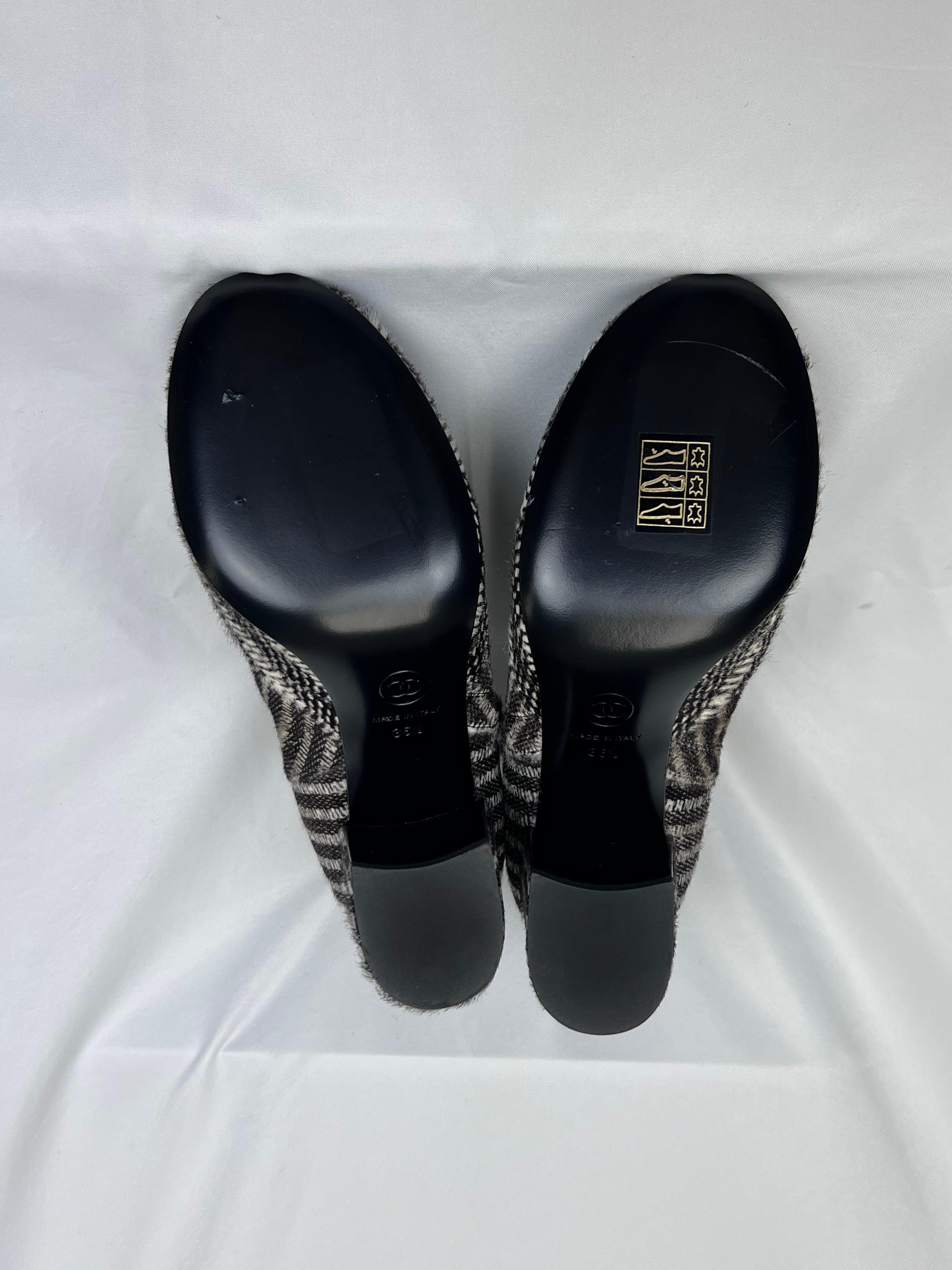 Nero Chanel Stivali di pelliccia in tweed bianco/nero misura 36,5 in vendita