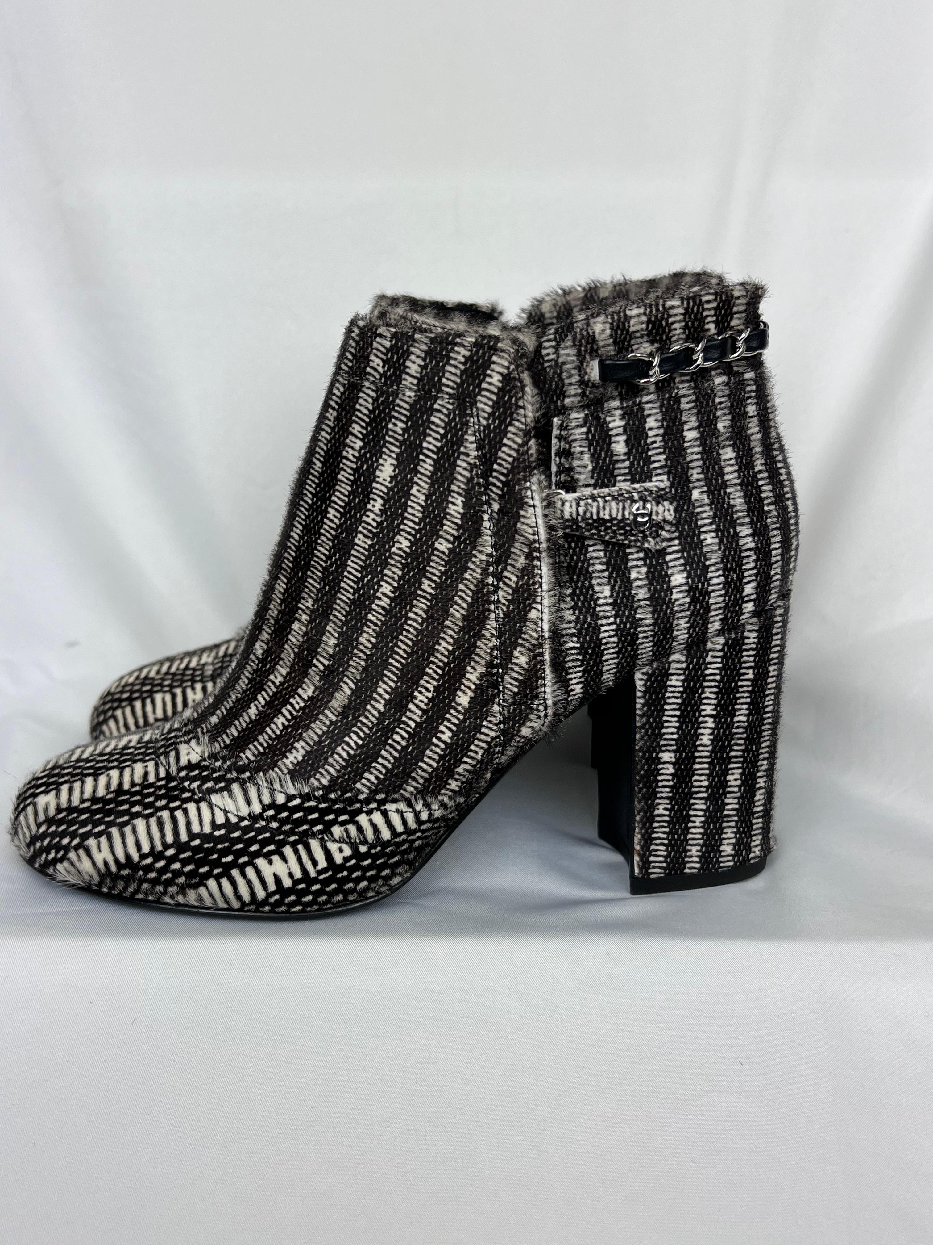 Chanel Stivali di pelliccia in tweed bianco/nero misura 36,5 In condizioni ottime in vendita a West Hartford, CT