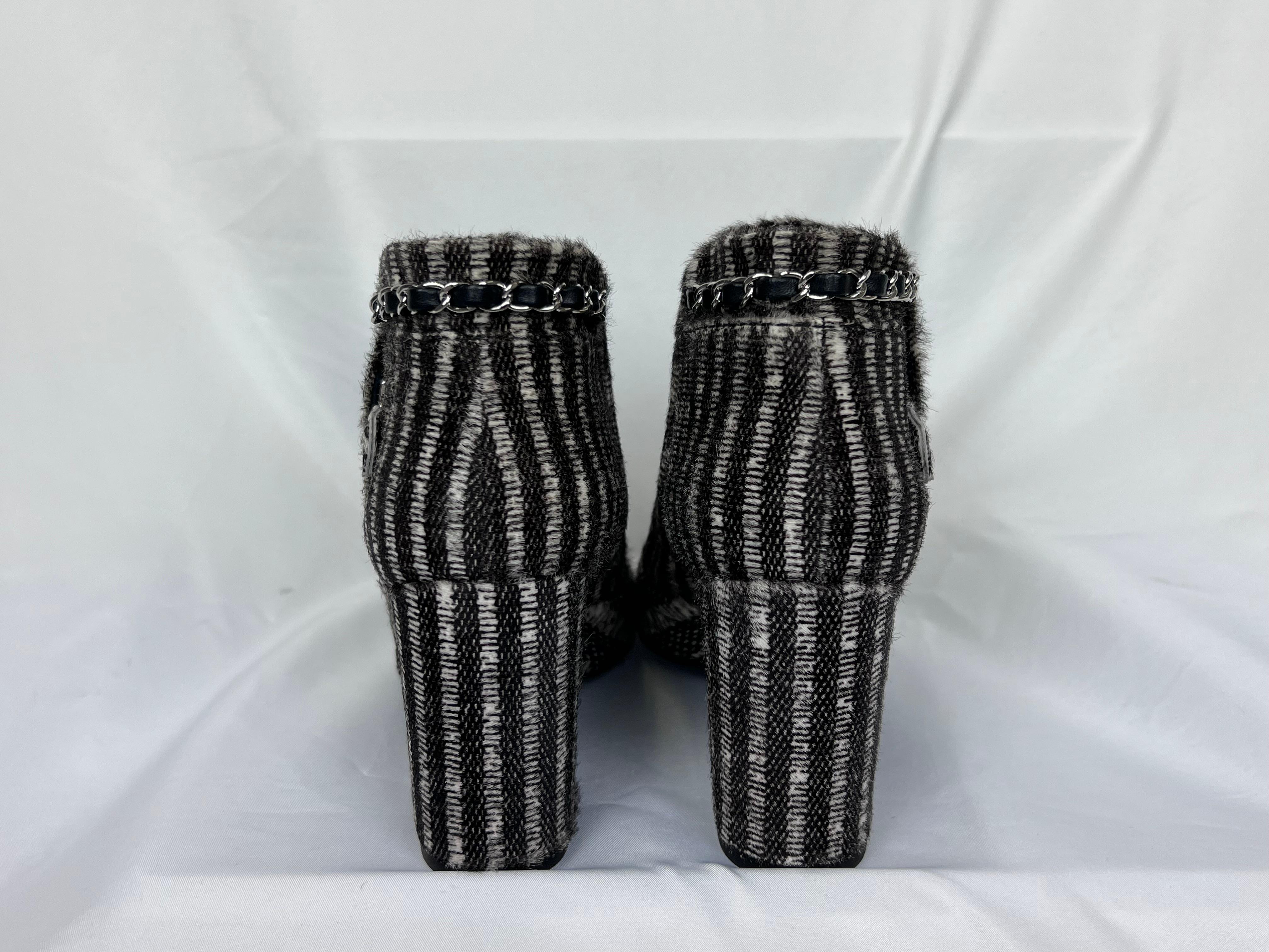 Donna Chanel Stivali di pelliccia in tweed bianco/nero misura 36,5 in vendita