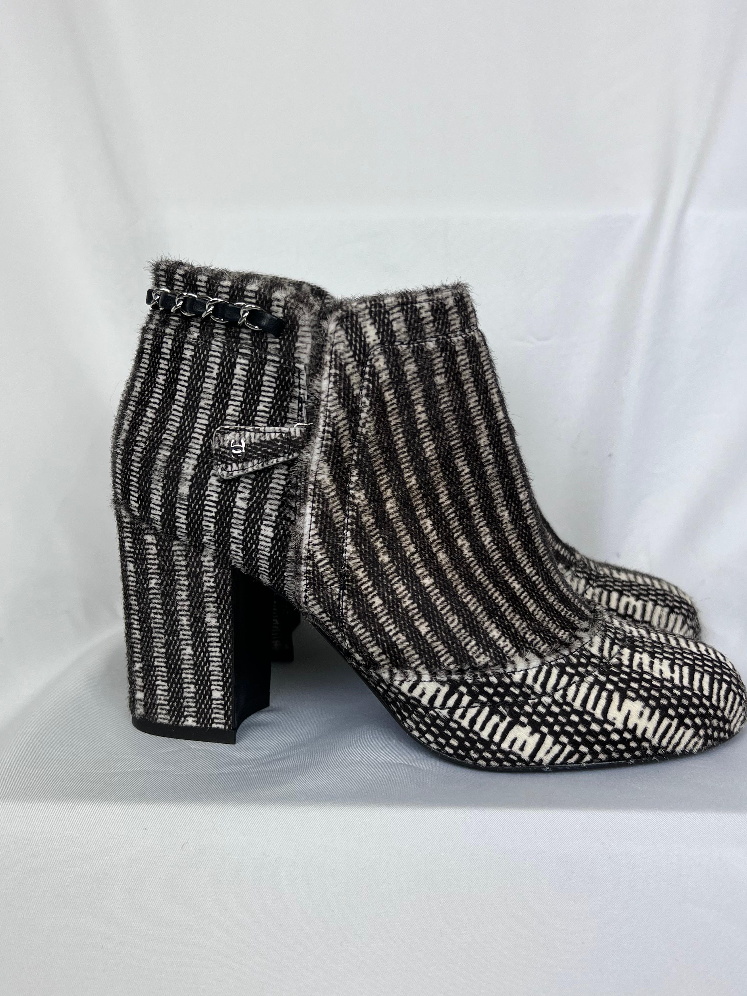 Chanel Stivali di pelliccia in tweed bianco/nero misura 36,5 in vendita 1