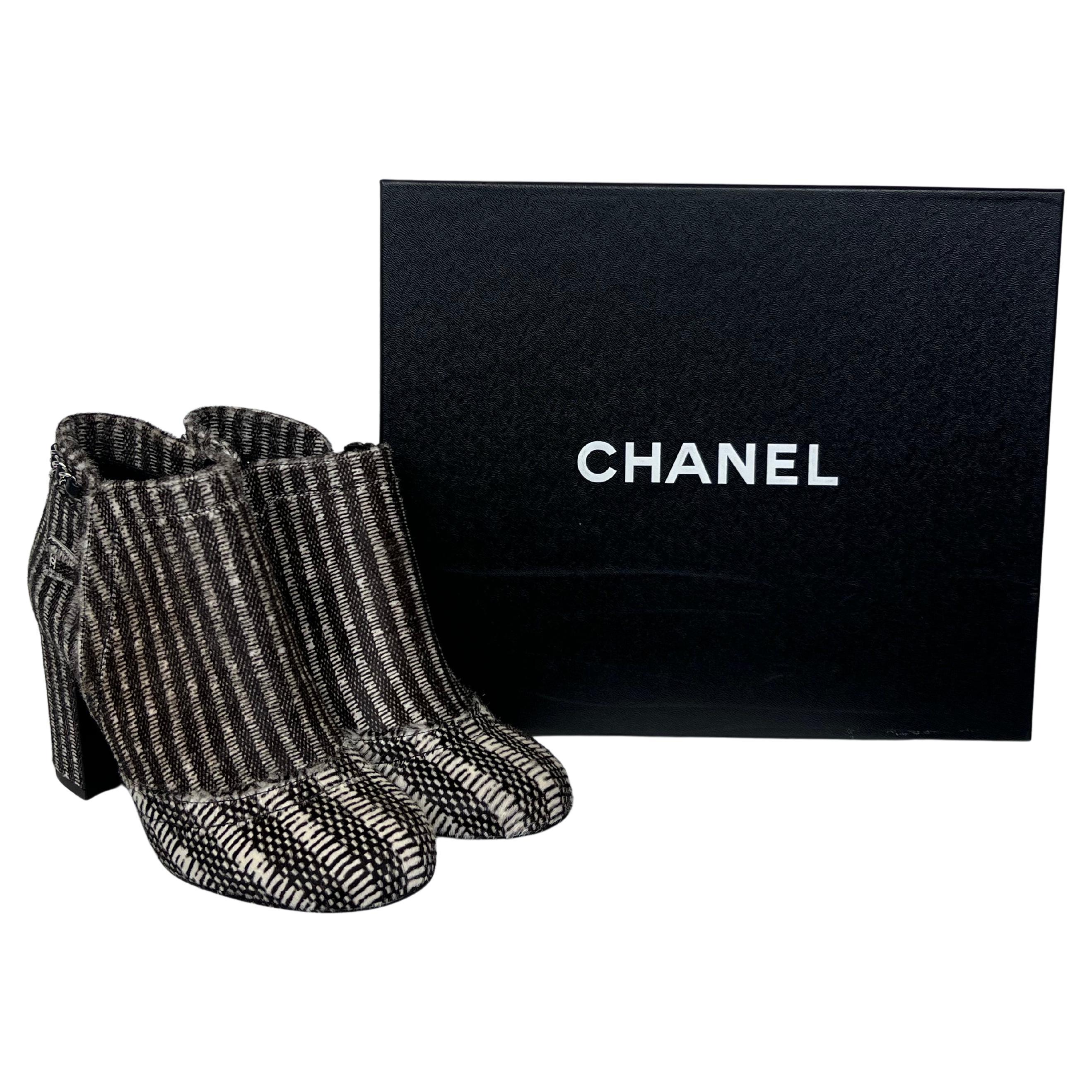 Chanel Stivali di pelliccia in tweed bianco/nero misura 36,5 in vendita
