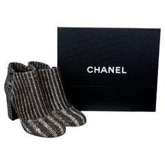 Chanel Weiß/Schwarze Tweed Pelz-Stiefeletten Größe 36,5