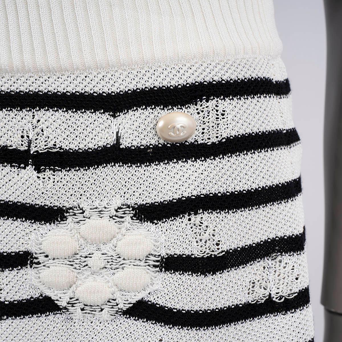 CHANEL white & black viscose 2017 17P STRIPPED CAMELLIA KNIT Skirt 40 M For Sale 2