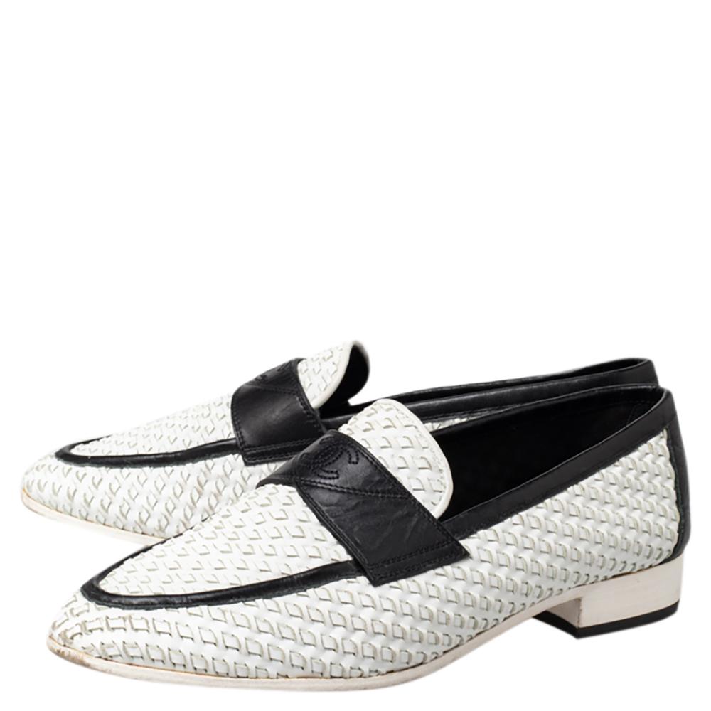 Chanel White/Black Woven Leather Slip On Loafers Size 38 In Good Condition In Dubai, Al Qouz 2