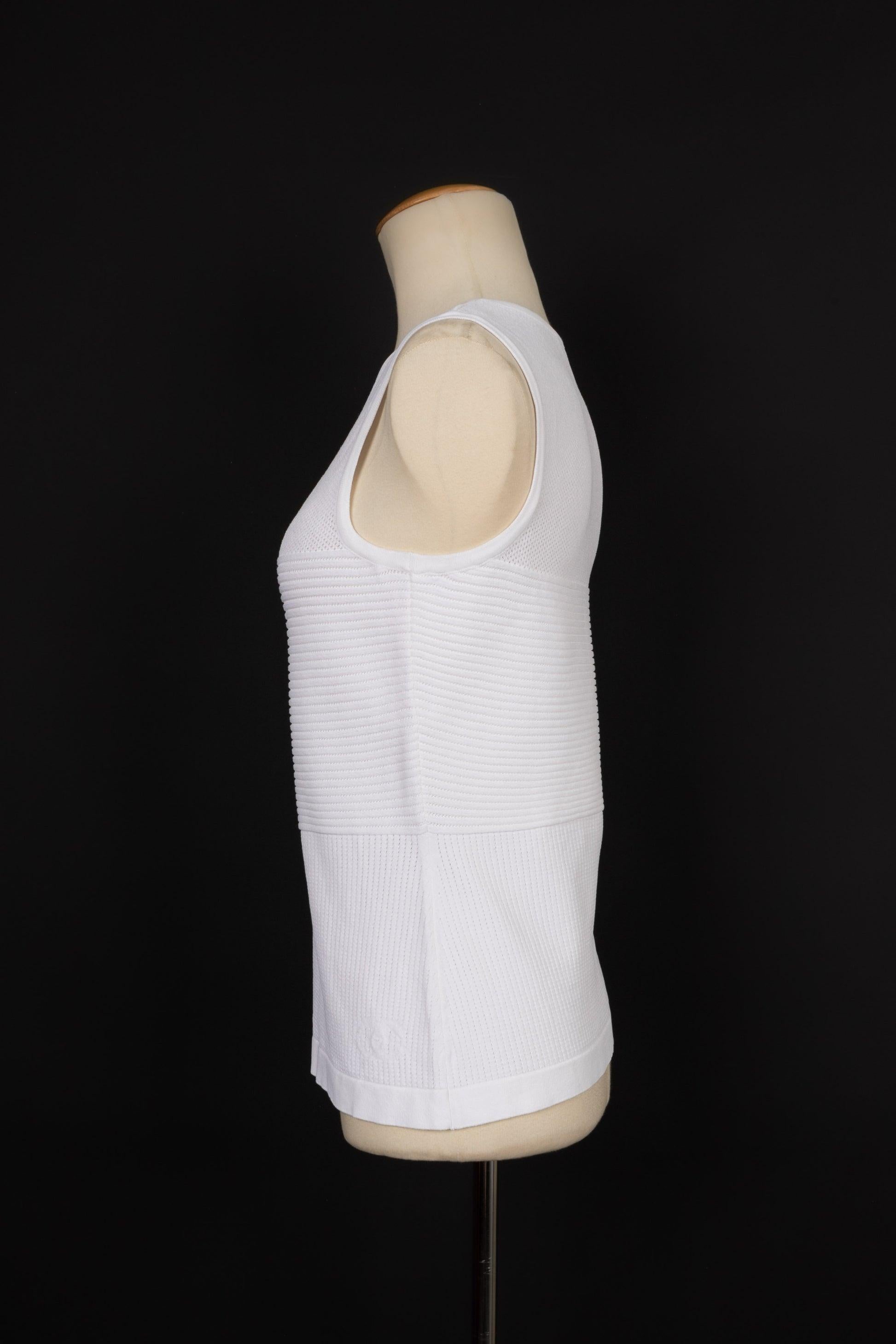 Chanel - White blended cotton top. No size nor composition label, it fits a 38FR.

Additional information:
Condition: Very good condition
Dimensions: Chest: 42 cm - Length: 58 cm

Seller Reference: FH169
