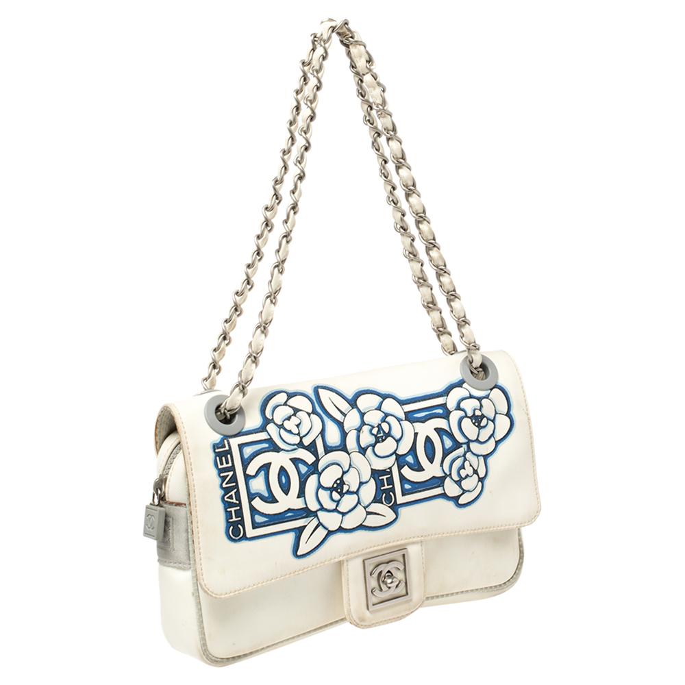 Chanel Weiß/Blauer Blumendruck Nylon Sport CC Klappe Tasche (Beige)