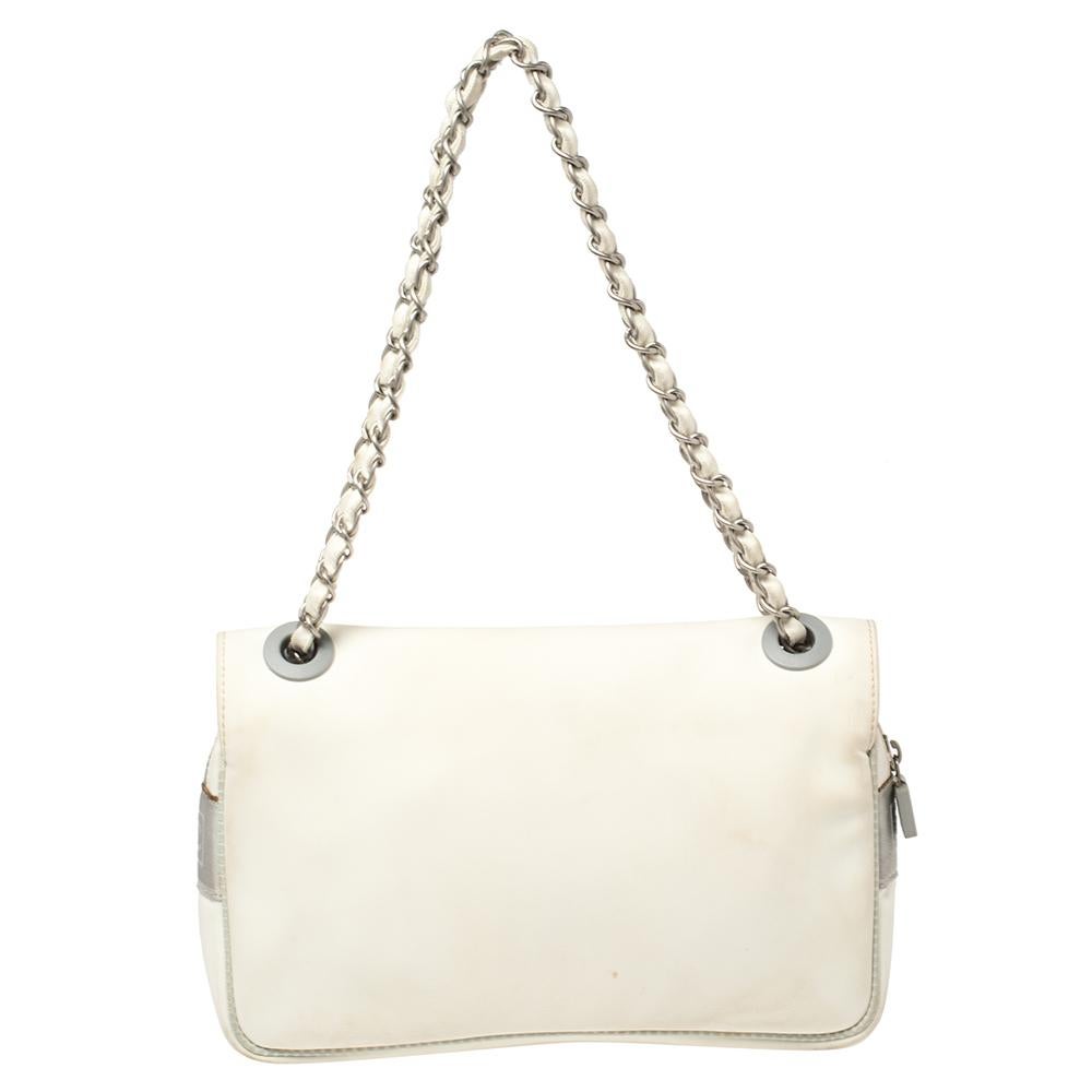 Chanel Weiß/Blauer Blumendruck Nylon Sport CC Klappe Tasche im Zustand „Gut“ in Dubai, Al Qouz 2