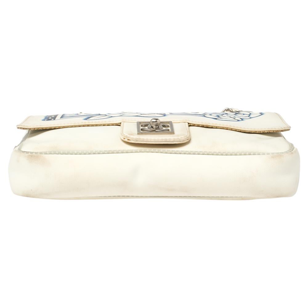 Chanel Weiß/Blauer Blumendruck Nylon Sport CC Klappe Tasche Damen