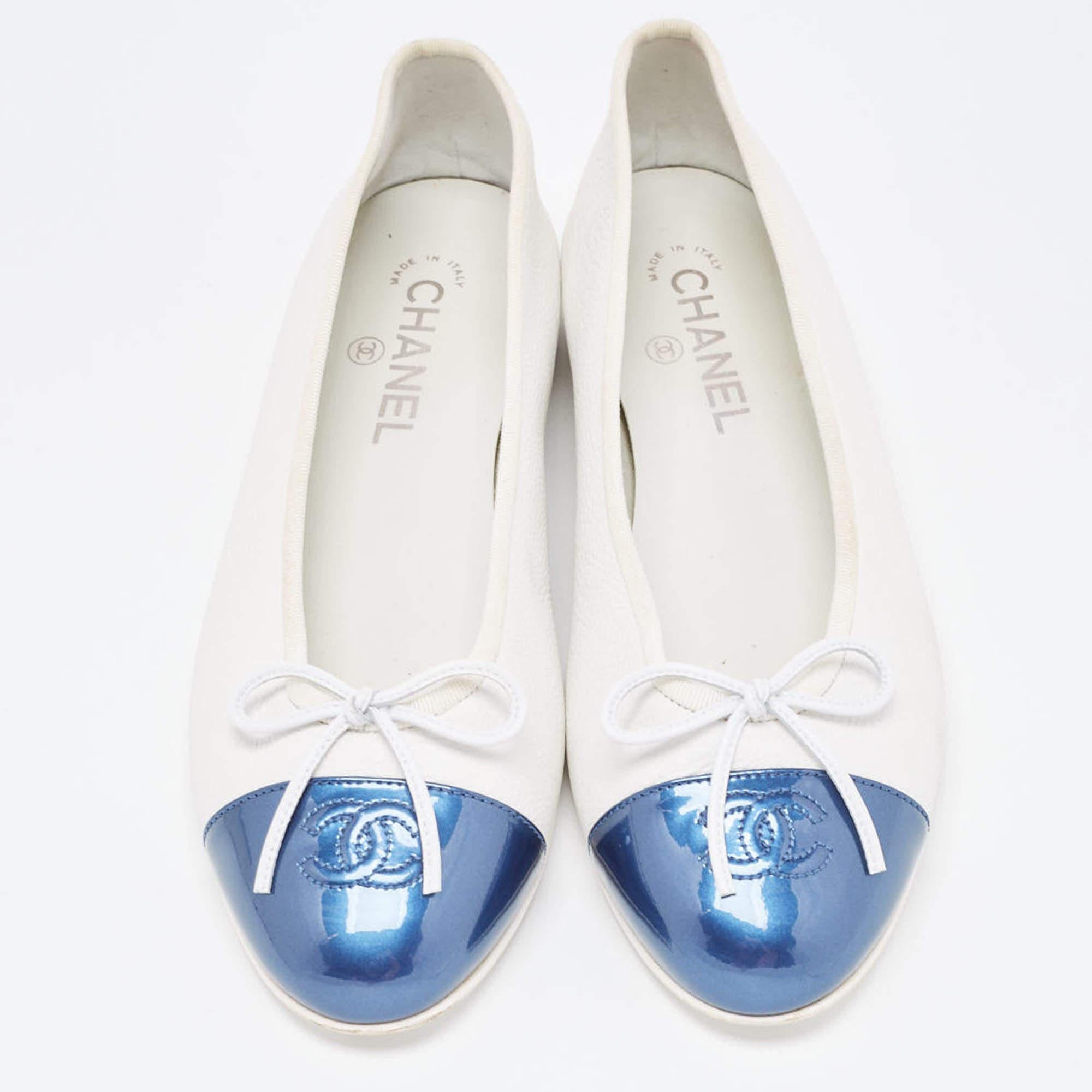 Chanel White/Blue Leather and Patent CC Cap Toe Bow Ballet Flats Size 40 In Good Condition In Dubai, Al Qouz 2