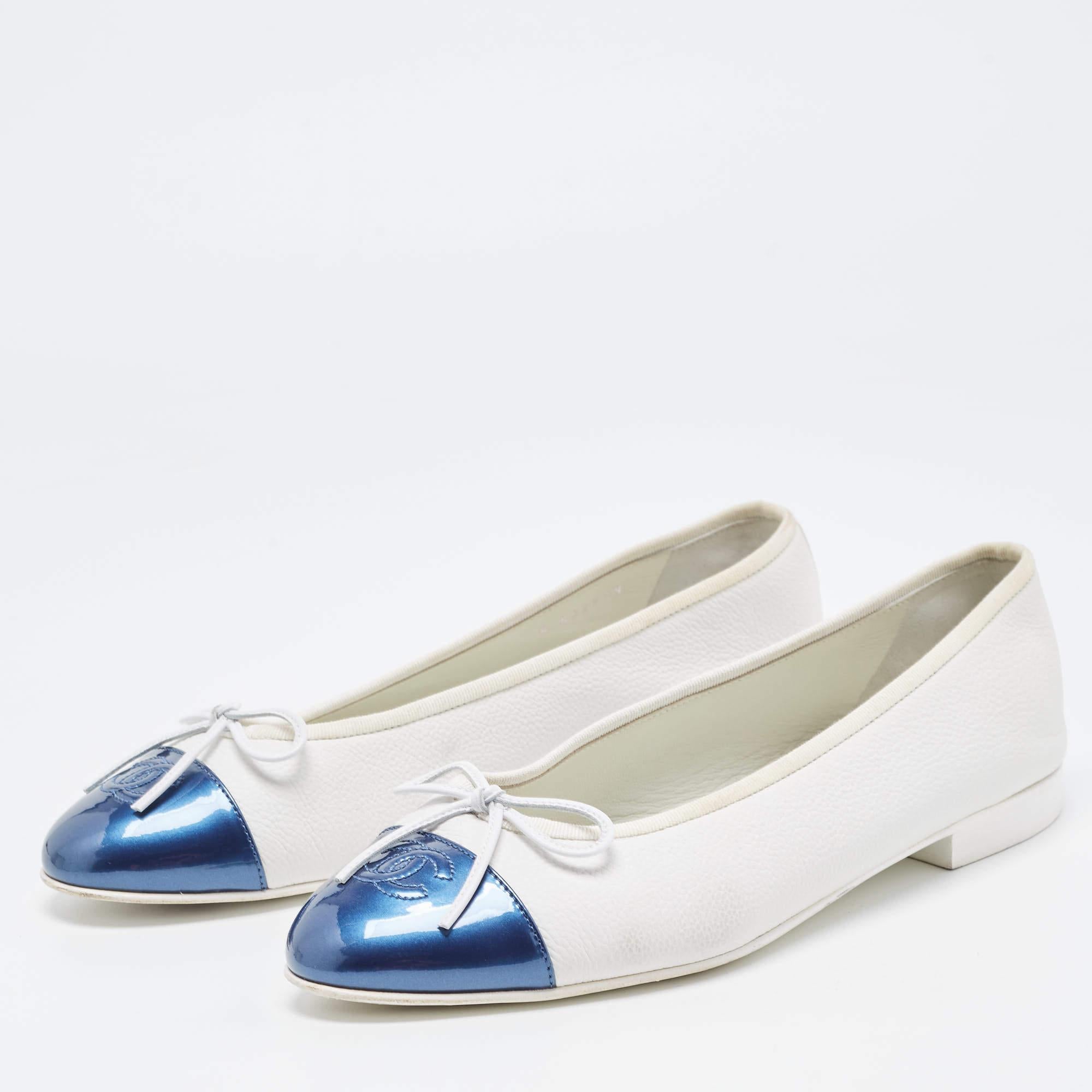 Women's Chanel White/Blue Leather and Patent CC Cap Toe Bow Ballet Flats Size 40