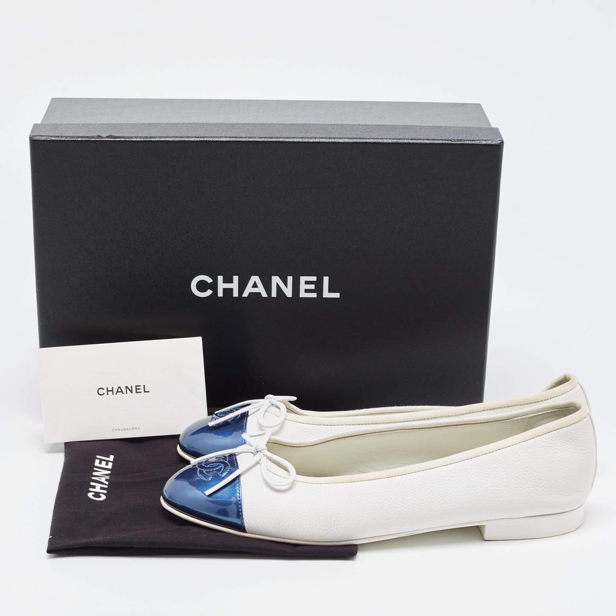Chanel White/Blue Leather and Patent CC Cap Toe Bow Ballet Flats Size 40 5
